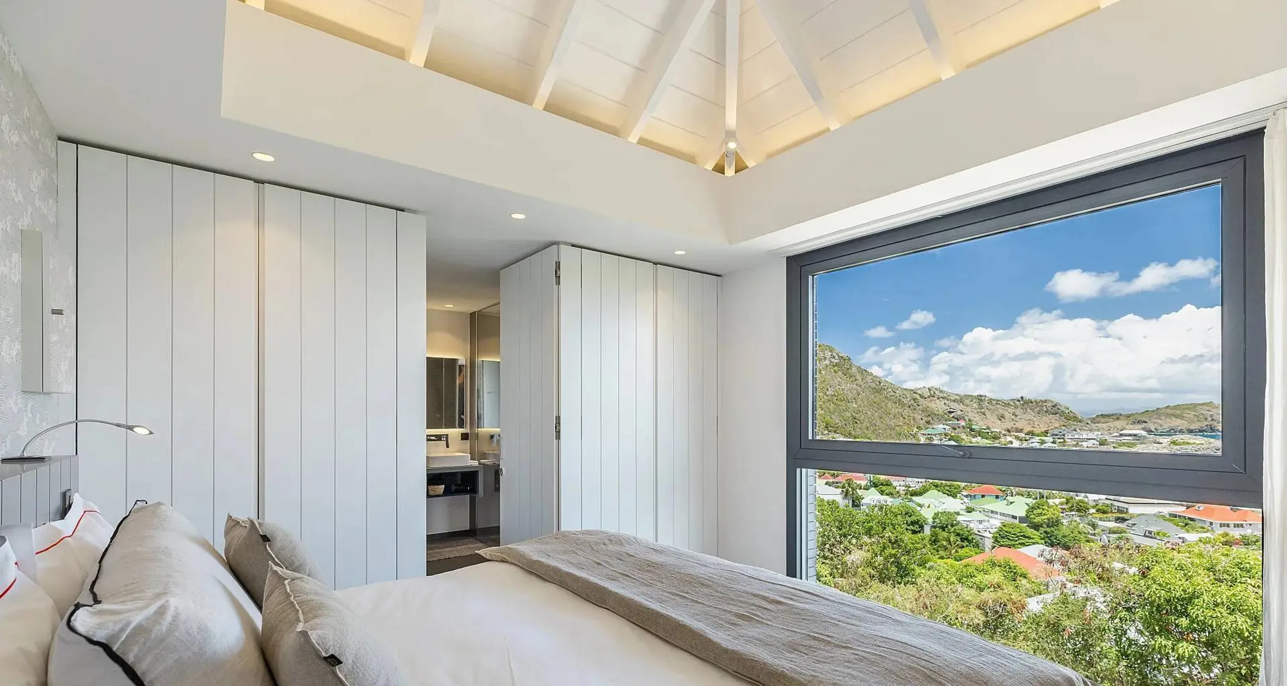 Elegant View Estate with Private Pool and Sweeping Ocean Views — photograph 12