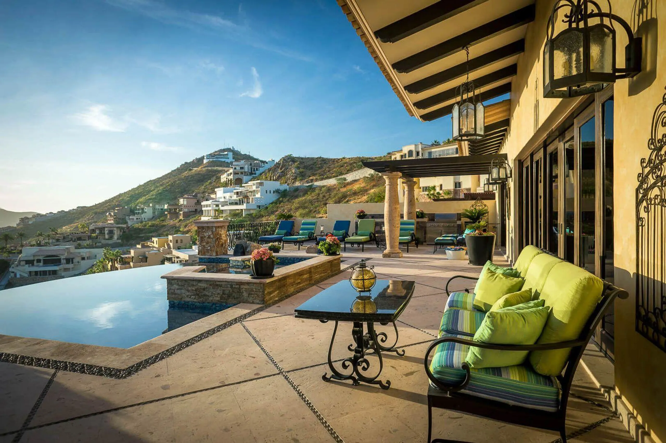 Luxurious Pedregal Estate with Infinity Pool and Ocean Views — photograph 2