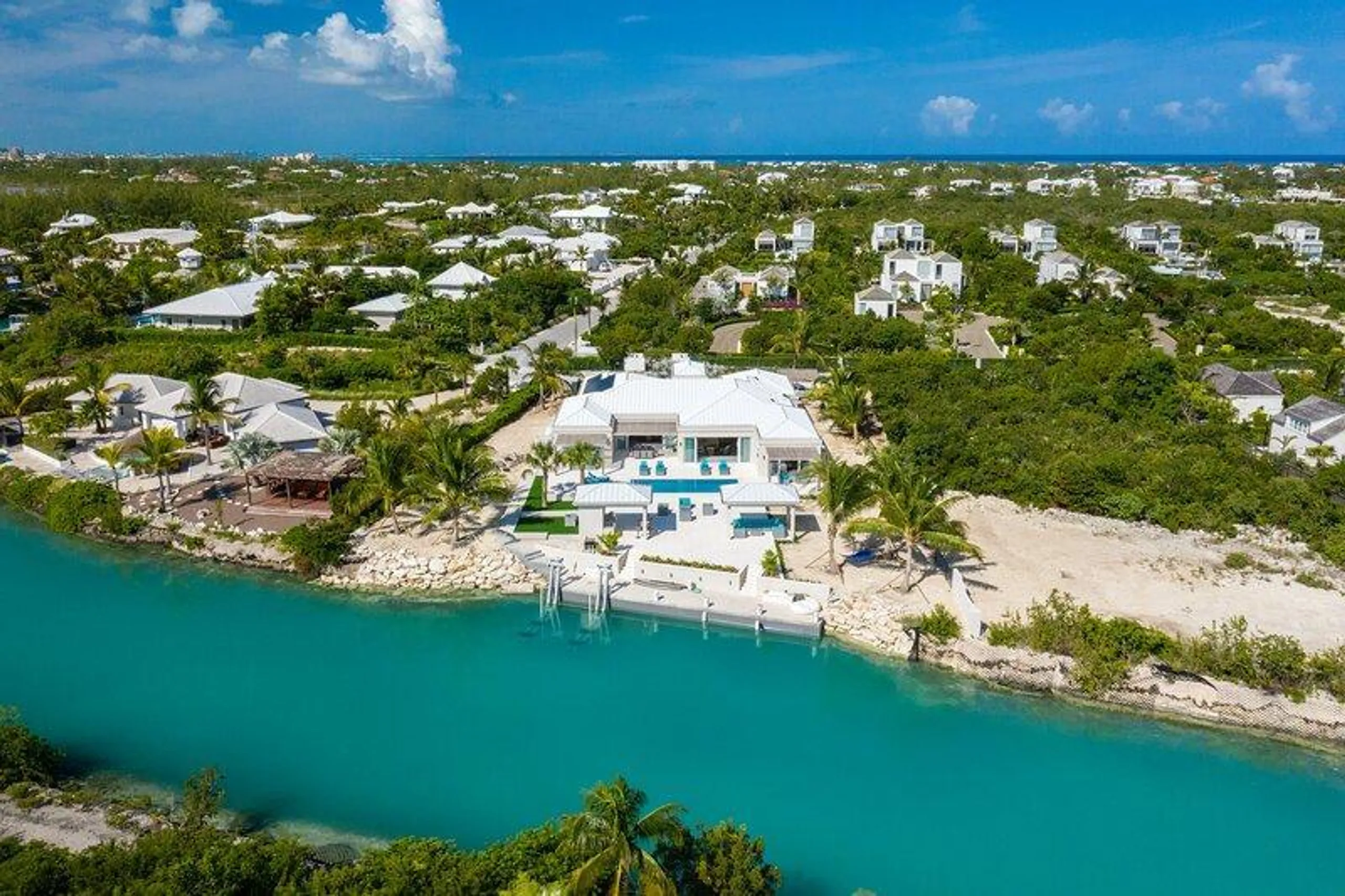 Awe-Inspiring Canal-Side Villa in Turks and Caicos with a Modern Island Flair — photograph 7
