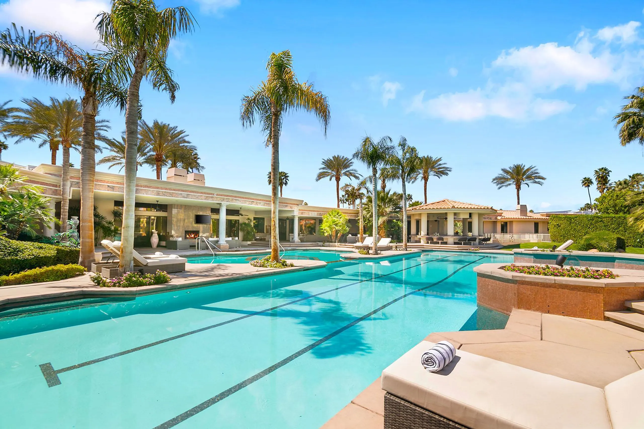 Paradise Resort Estate with Pool, Tennis Court, and Fitness Room — photograph 4