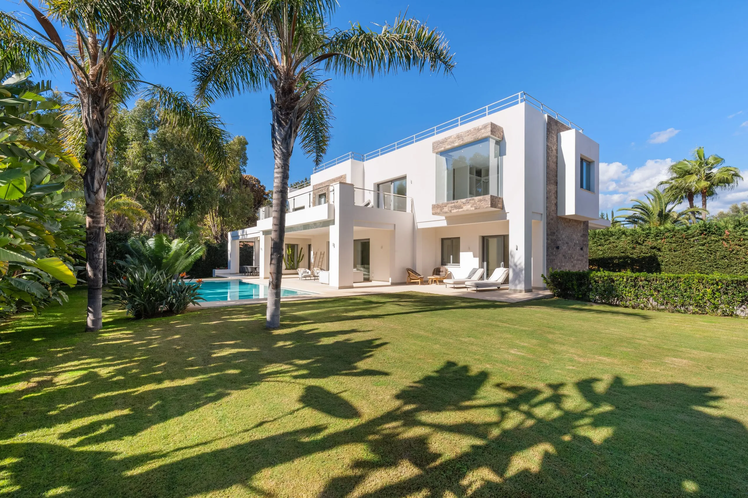 Stately Contemporary Villa with Heated Pool, Cinema and Gym — photograph 4