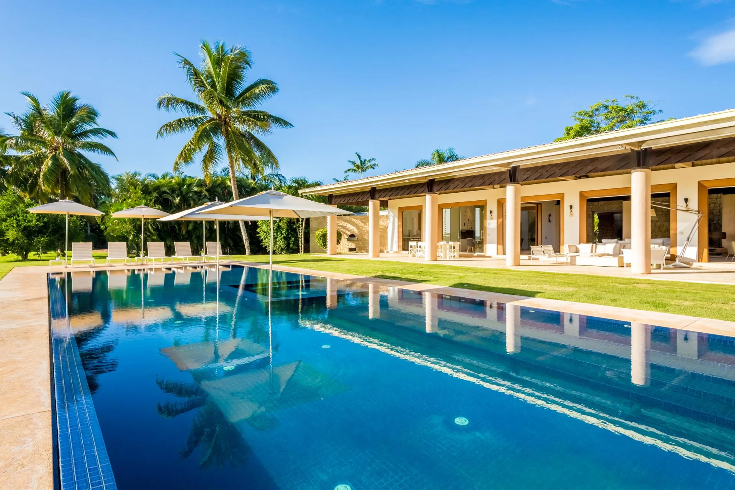 Exhilarating Contemporary Villa with 18-Meter Pool and Jacuzzi — photograph 3