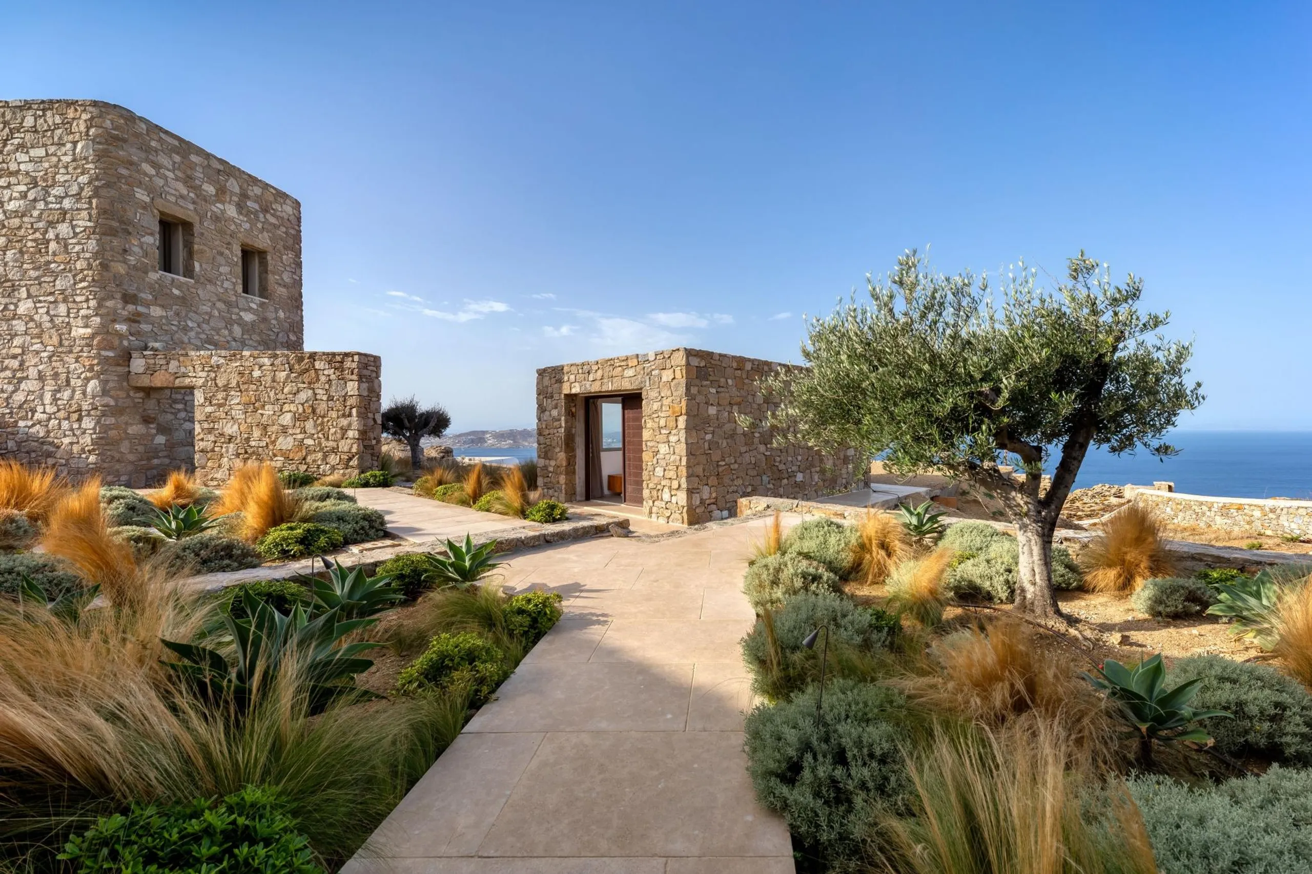 Rich Mykonos Villa with Crystalline Pool and Jacuzzi — photograph 7