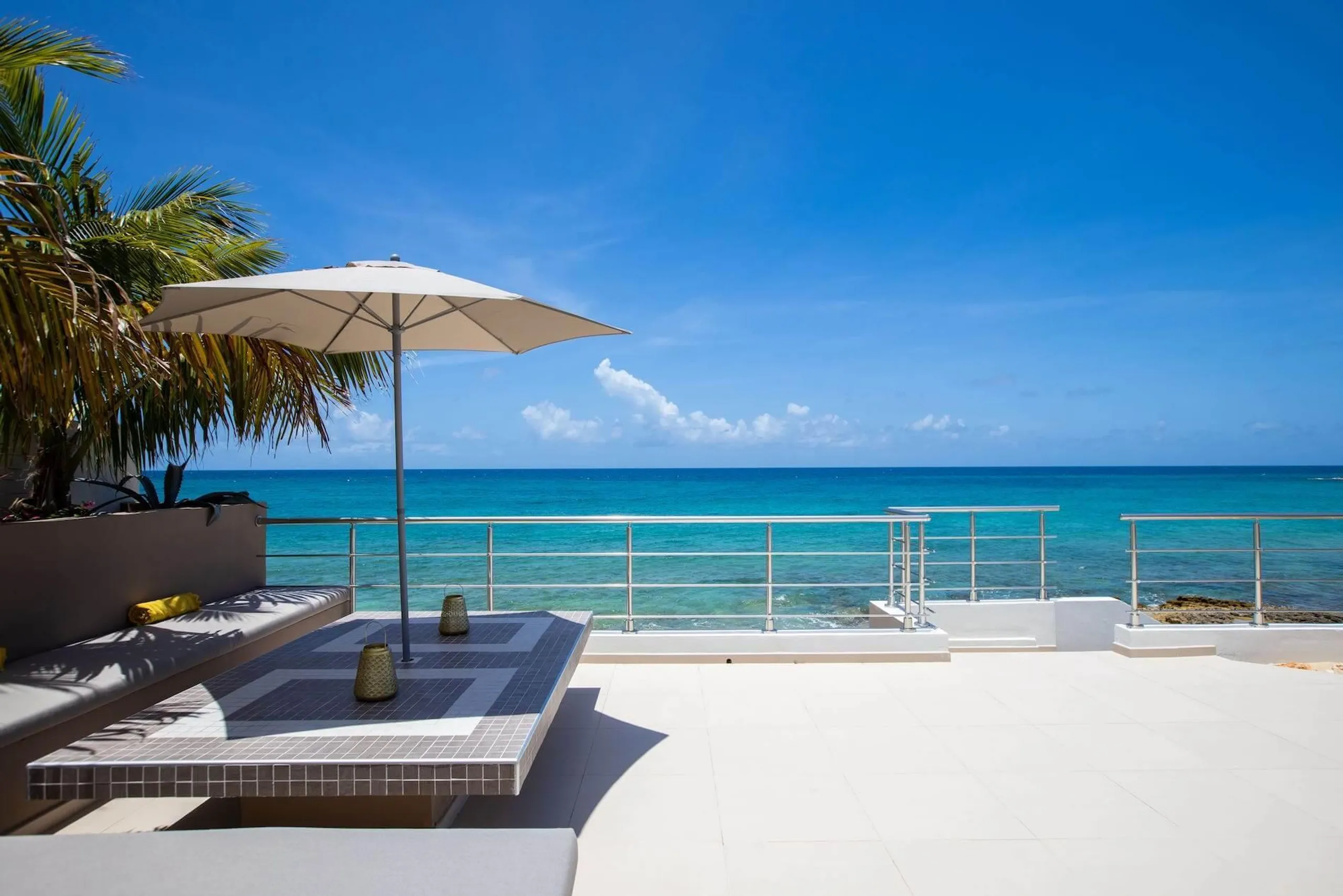 Luxury Beacon Hill Villa with Stunning Sea Views and Private Pool — photograph 4