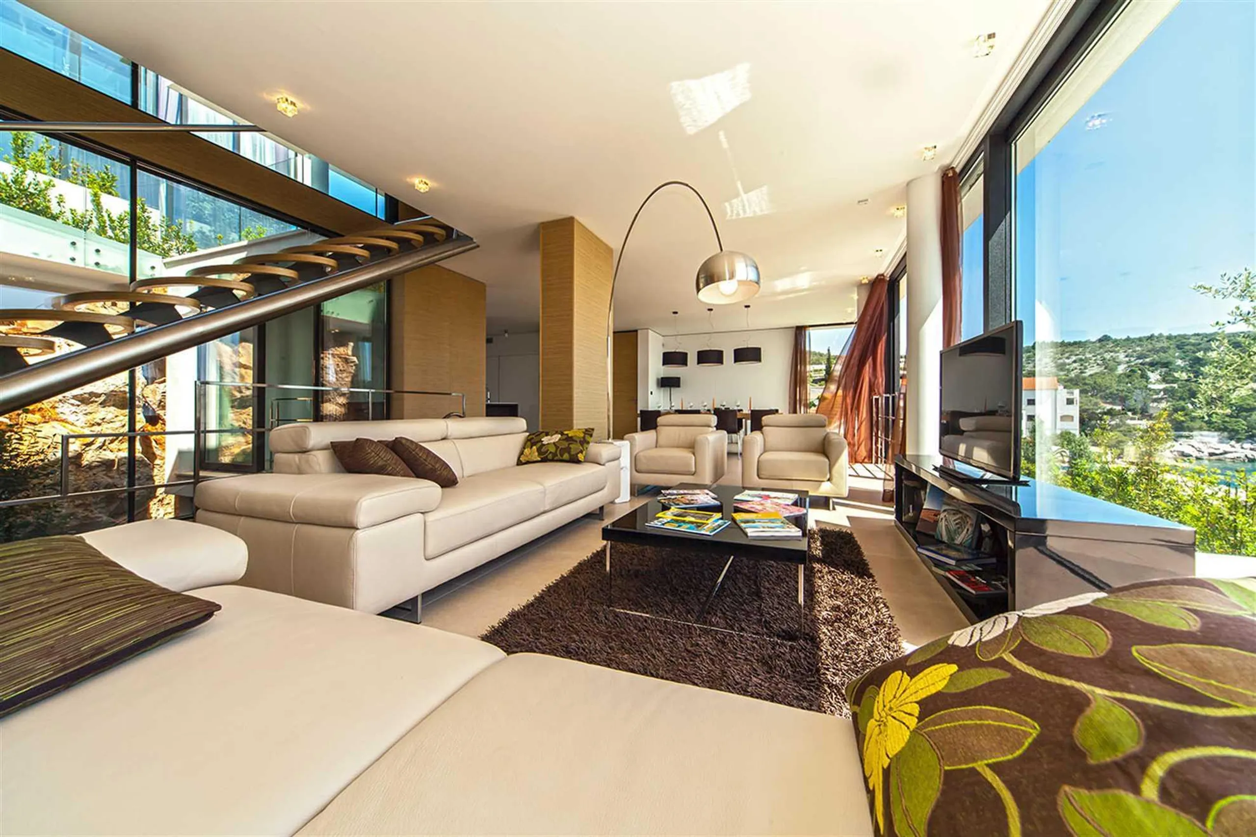 Plush Villa with Pool and Beautiful Sea Views — photograph 4