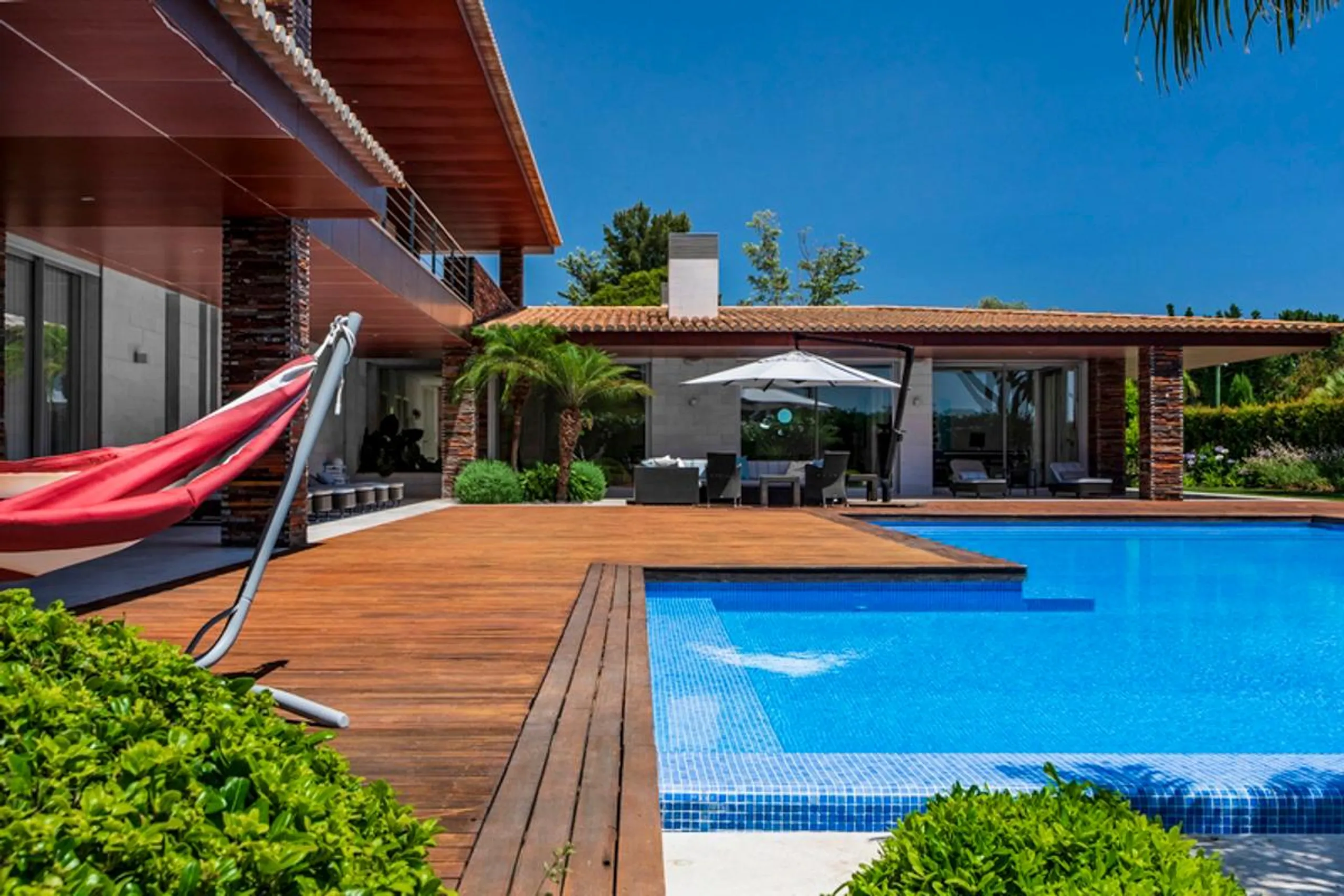 Lavish 5-Bedroom Villa with Private Pool, Golf Course Views and Modern Amenities — photograph 3