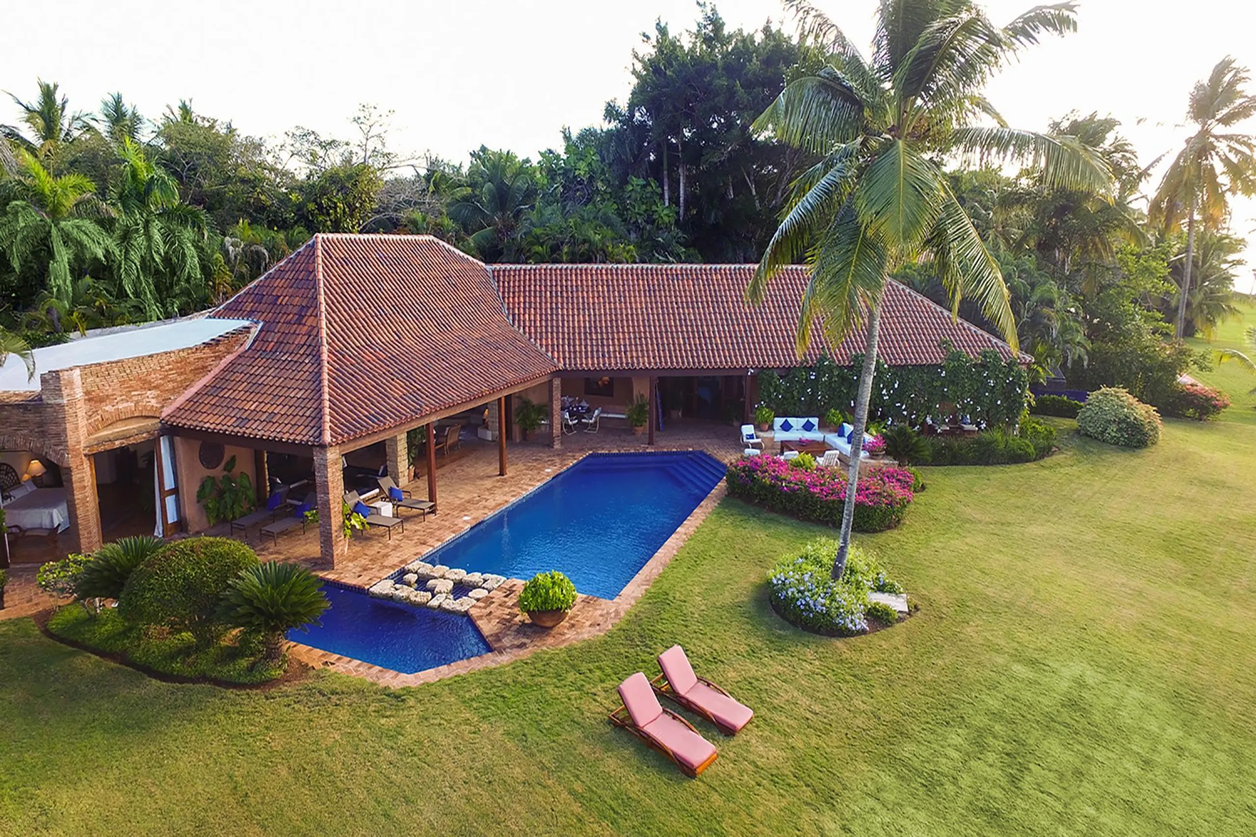 Gorgeous Beach Front Estate with Private Pool and Ocean Views — photograph 7