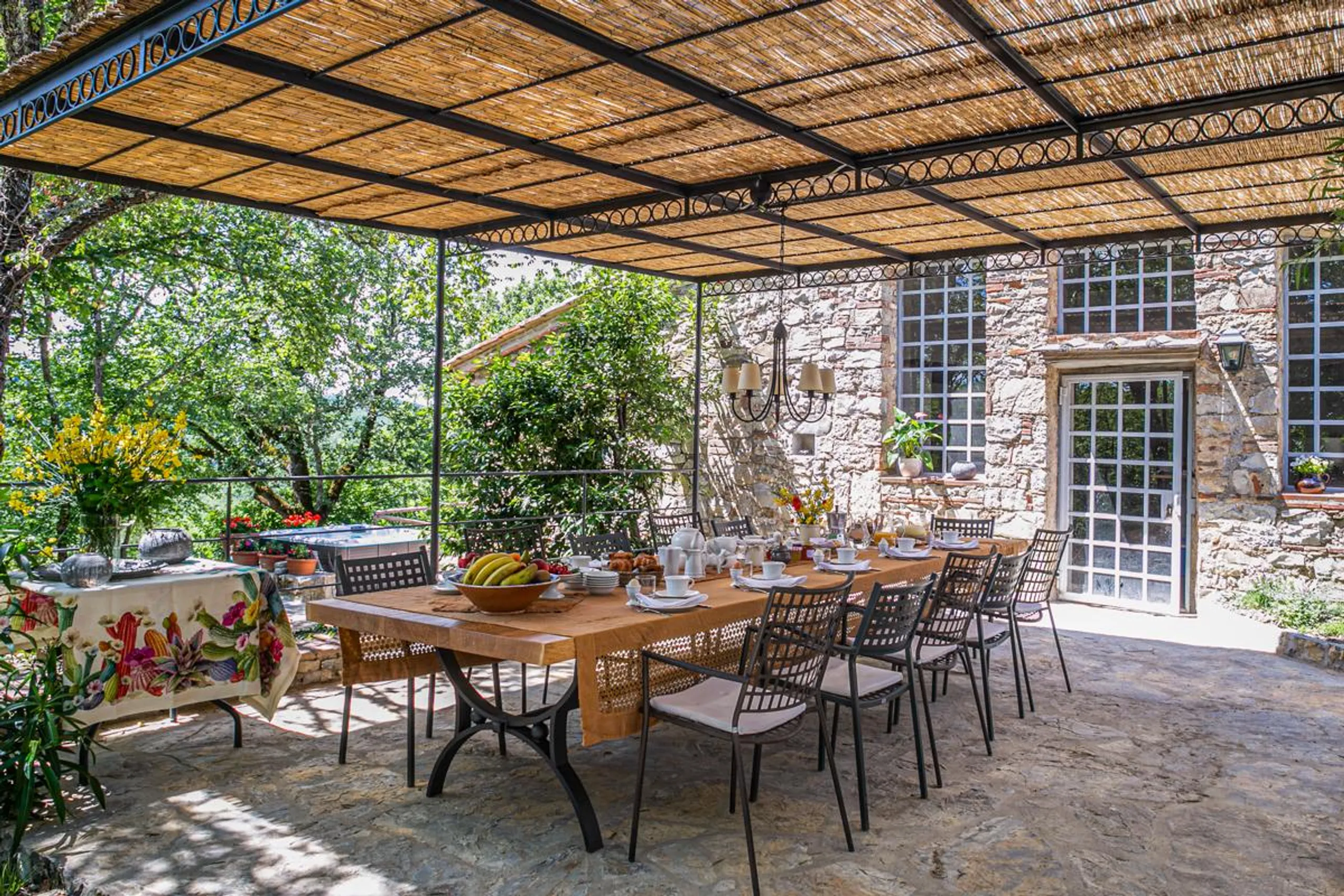 Glorious Tuscan Villa with Private Pool, Jacuzzi and Dining Terraces — photograph 9