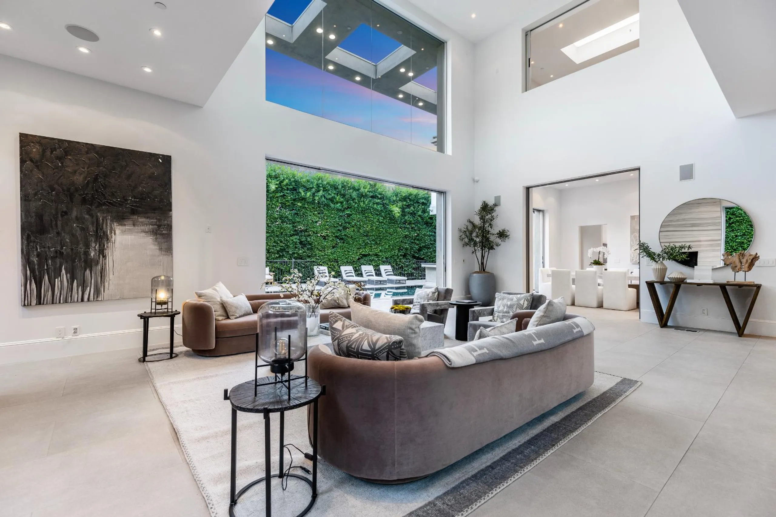 Imposing Contemporary Villa with Pool and Indoor-Outdoor Living — photograph 9