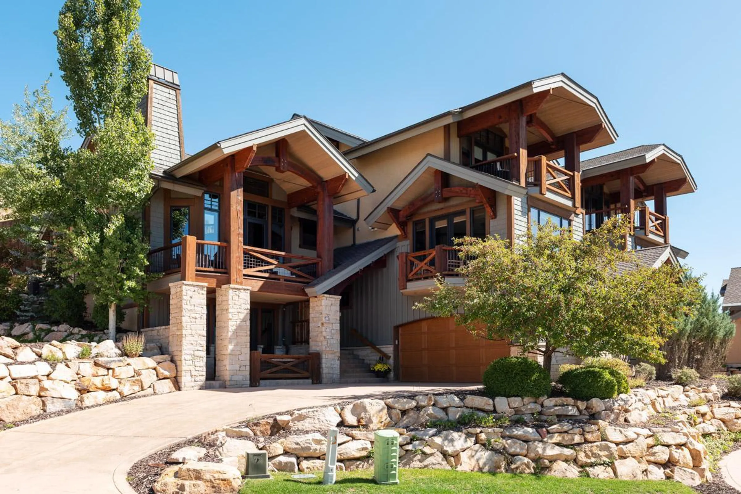 Resplendent Mountain Estate with Private Pool and Hot Tub — photograph 2