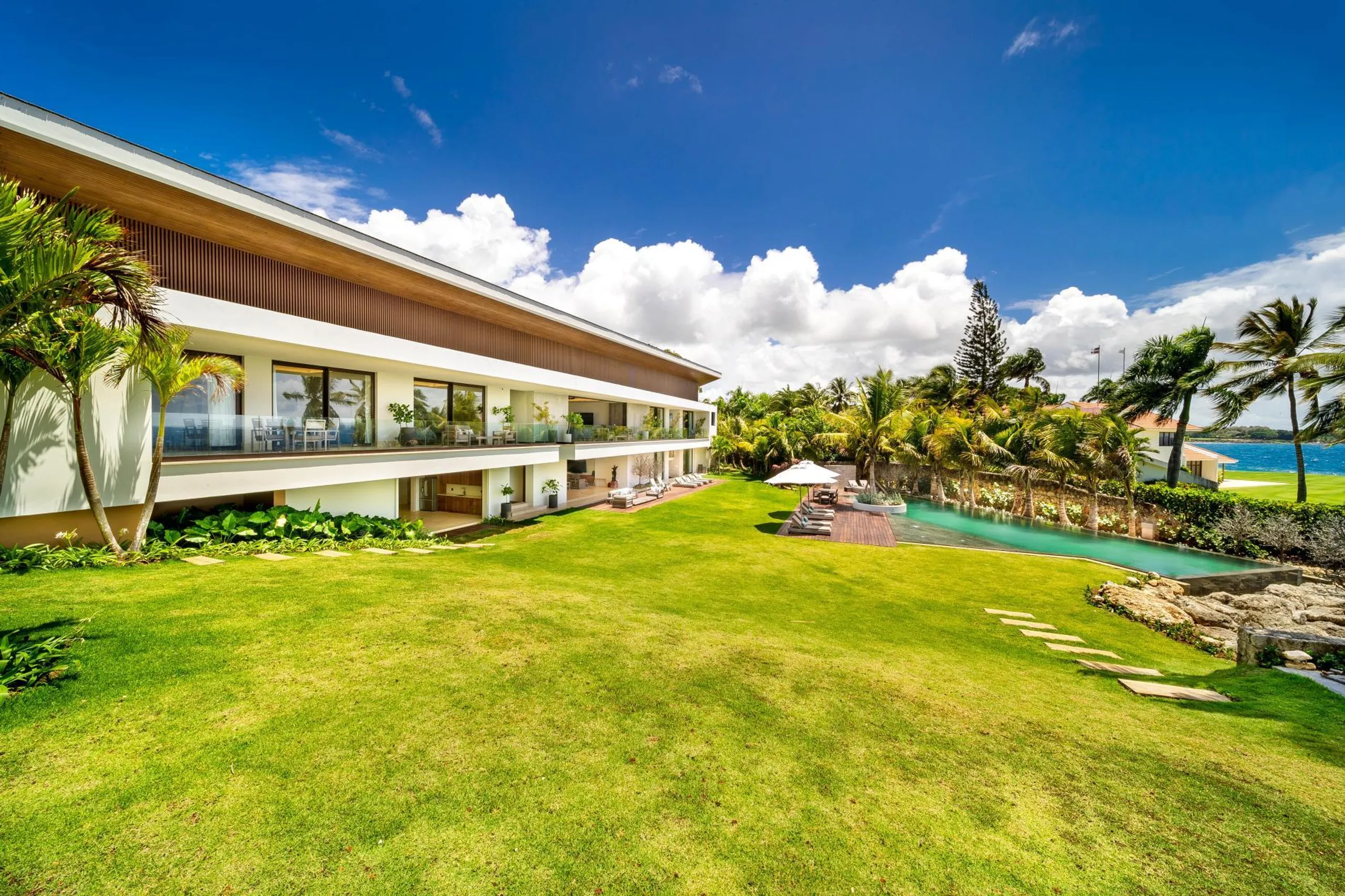 Elegant Tropical Villa with Contemporary Design, Private Pool and Expansive Living Areas — photograph 2
