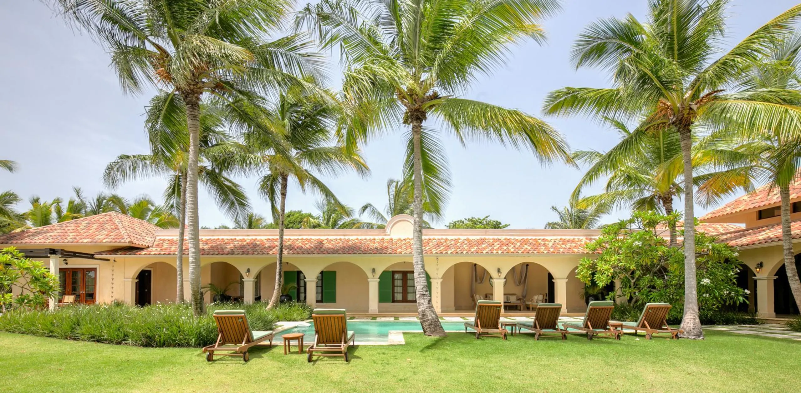 Tropical Paradise Villa in Punta Cana: 9 Bedrooms, Two Pools, and Spacious Living Areas — photograph 3