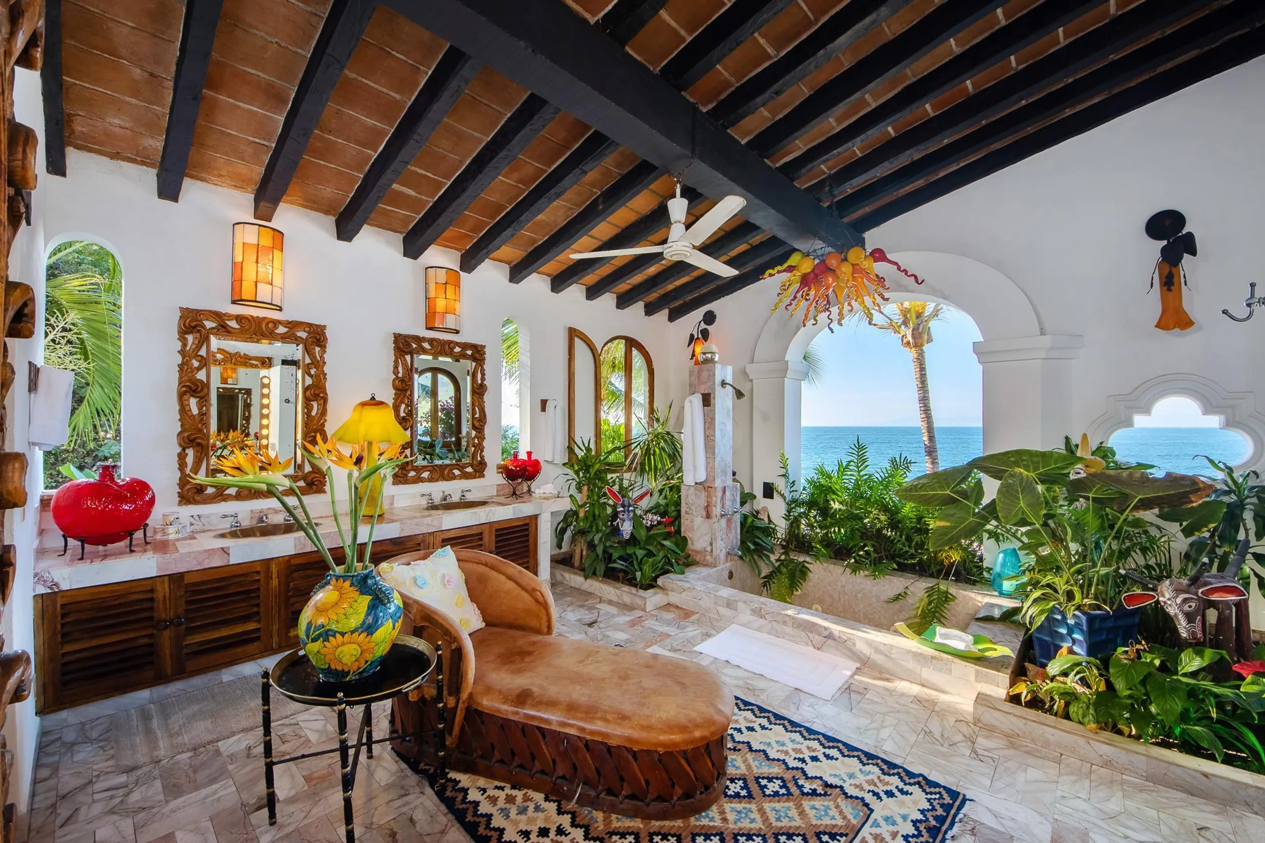 Gorgeous Beachfront Hacienda with Private Pool and Lush Tropic Grounds — photograph 8