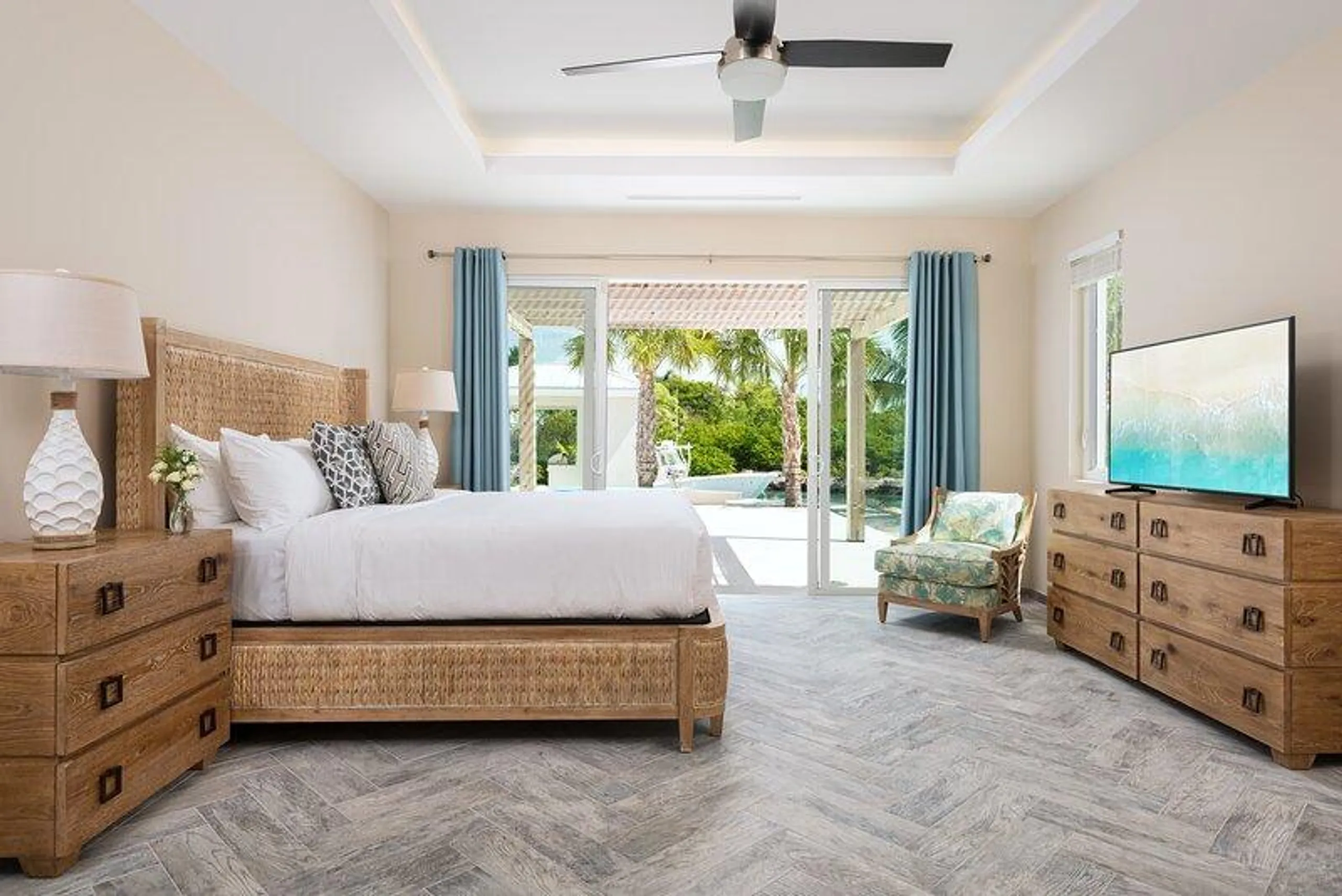 Awe-Inspiring Canal-Side Villa in Turks and Caicos with a Modern Island Flair — photograph 8