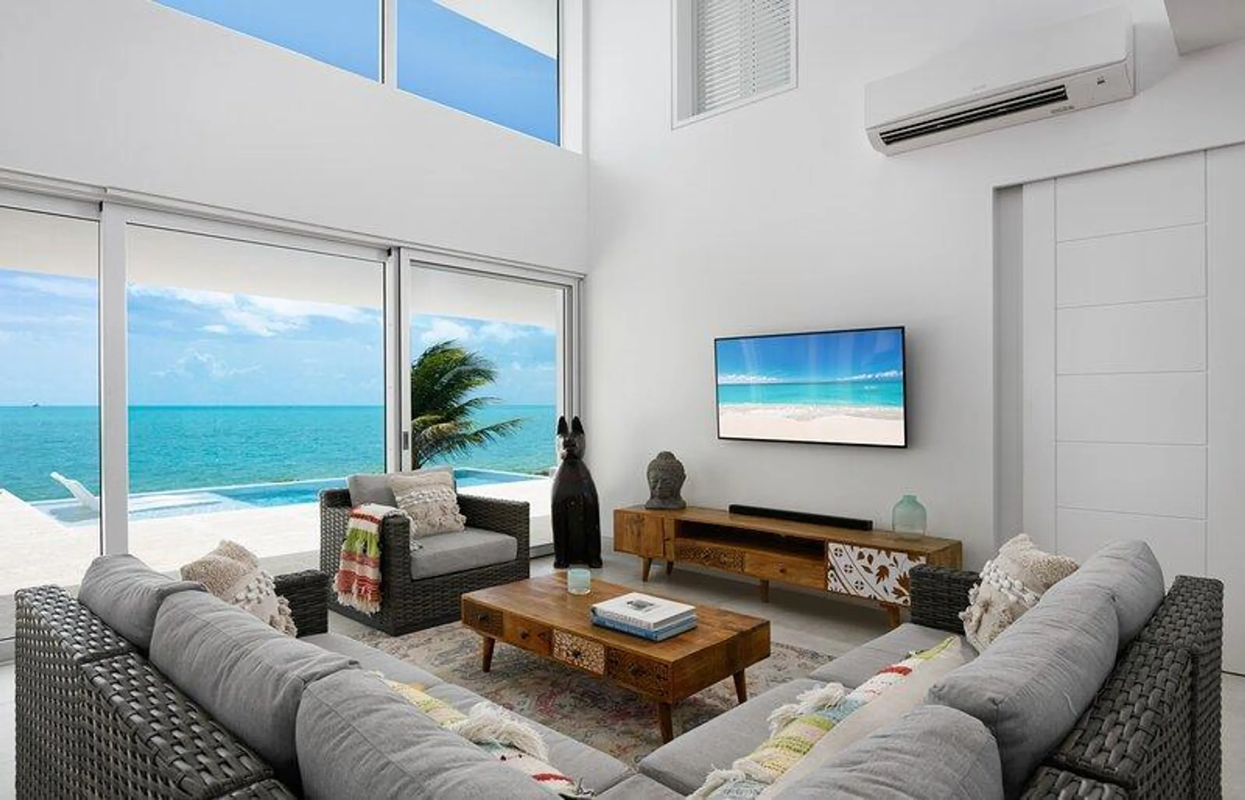 Long Bay Beach Sophisticated Oceanfront Villa Situated Almost on the Water's Edge — photograph 11