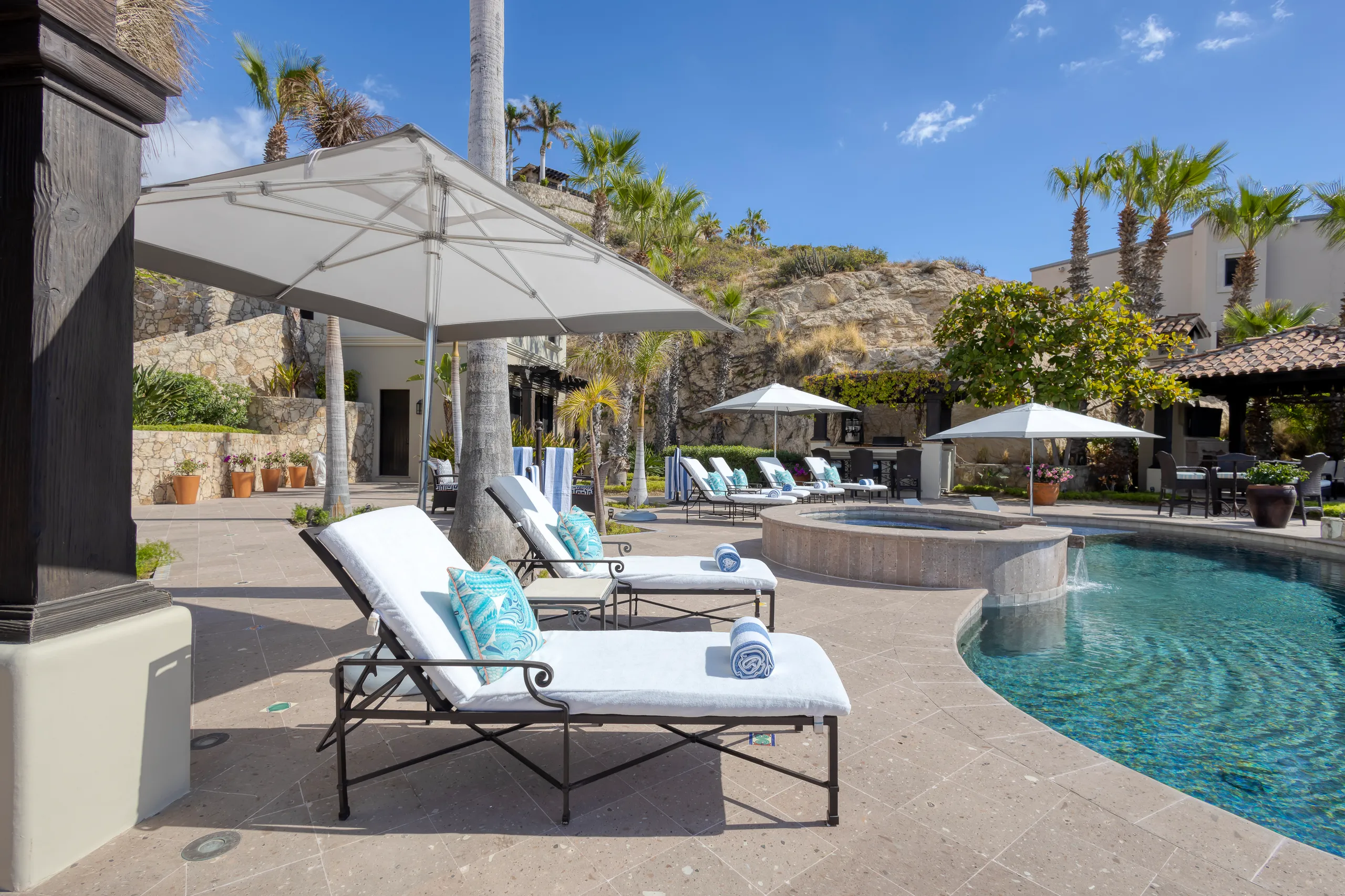 Elegantly Appointed Five Bedroom Villa with Private Infinity Pool, Jacuzzi and Panoramic Ocean Views — photograph 3