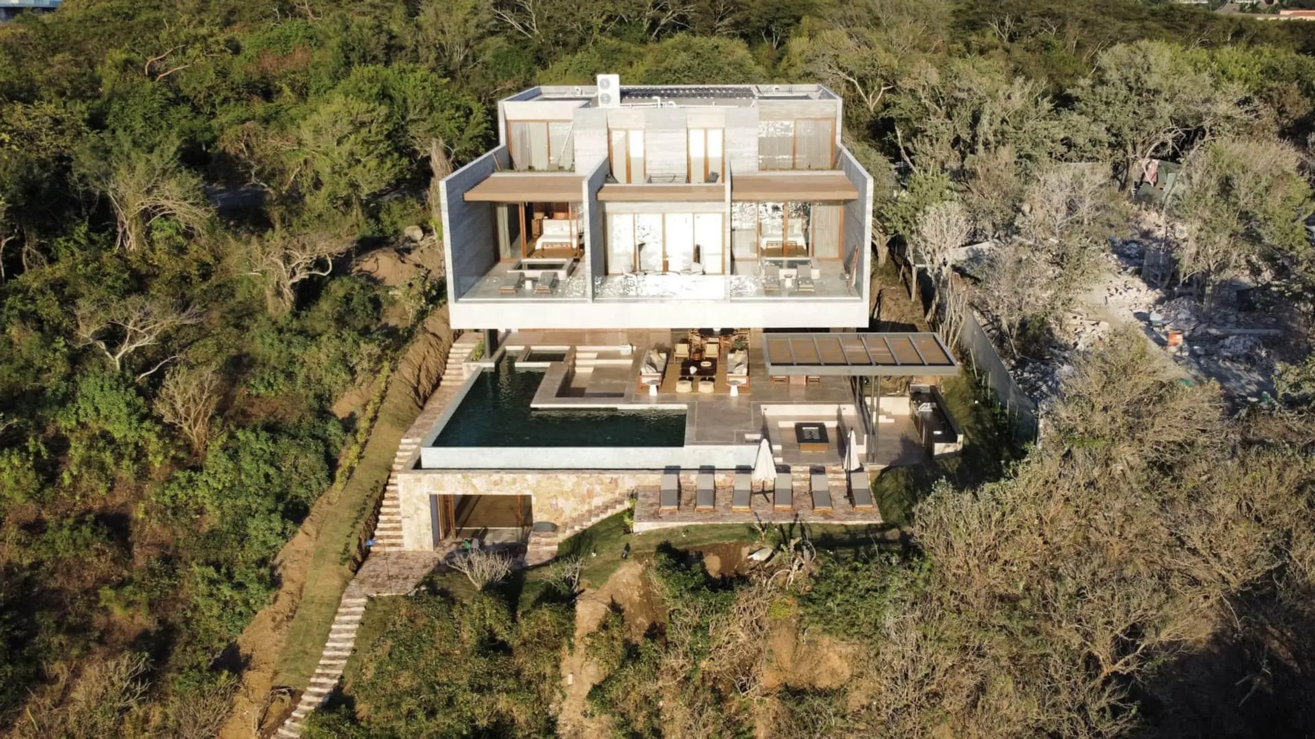 Bolongo Hillside Estate with Infinity Pool and Endless Ocean Views — photograph 4