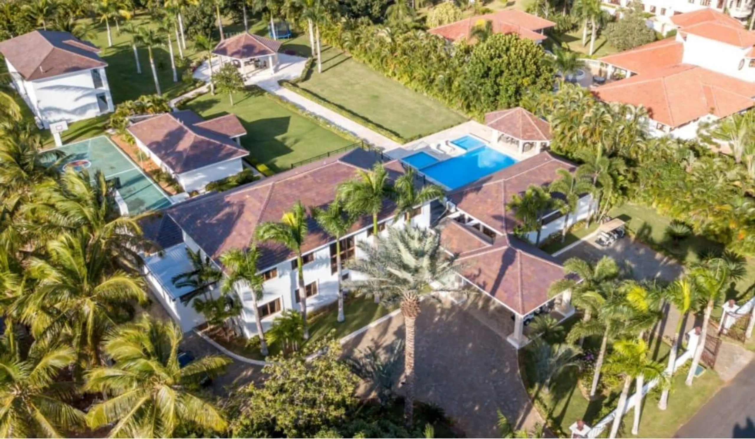 Discover Tranquillity and Rejuvenation with This Villa with Panoramic Mountain Vista Await — photograph 2