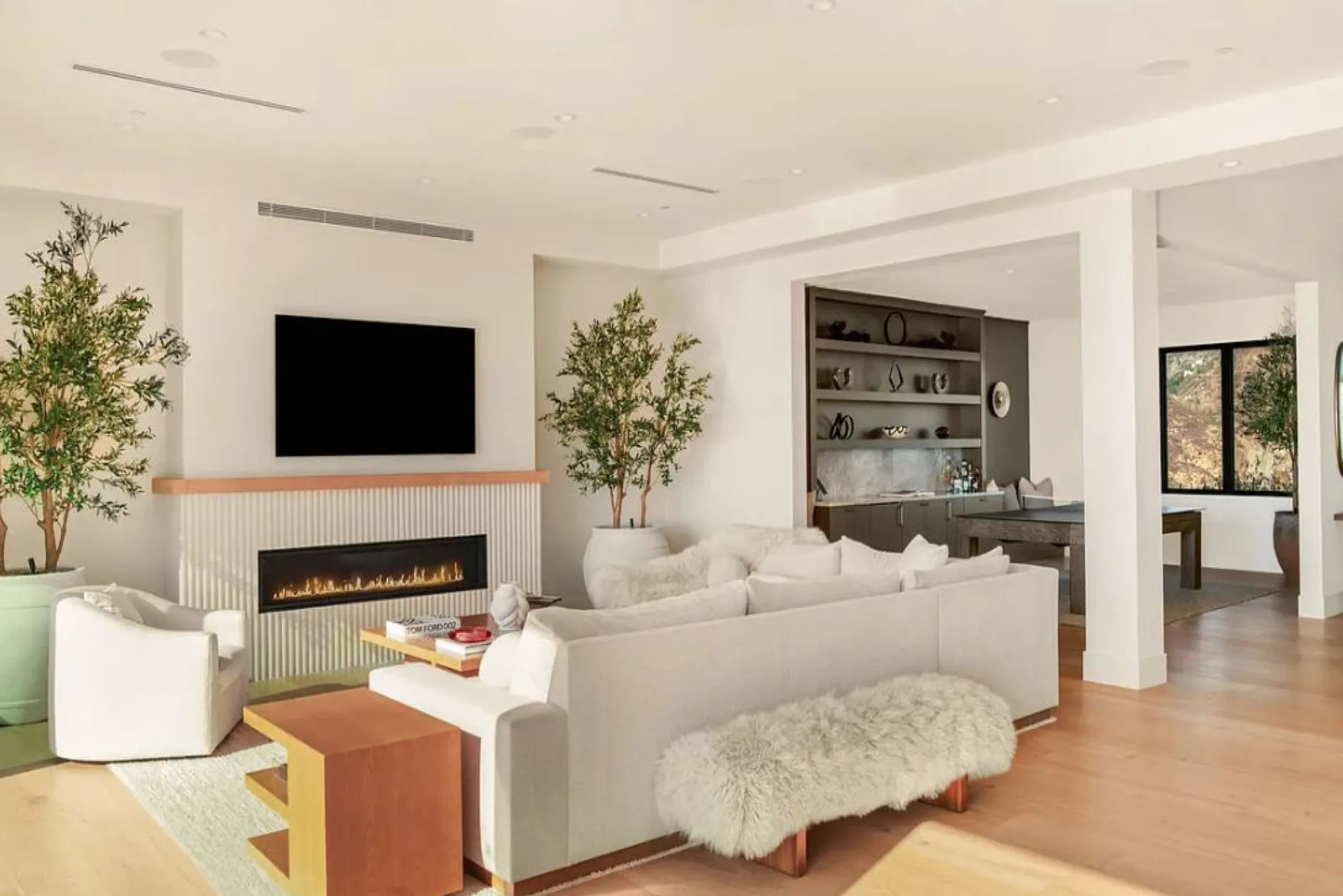 Radiant Los Angeles Modern Estate with Pool, Jacuzzi & Expansive Ocean Decks — photograph 11