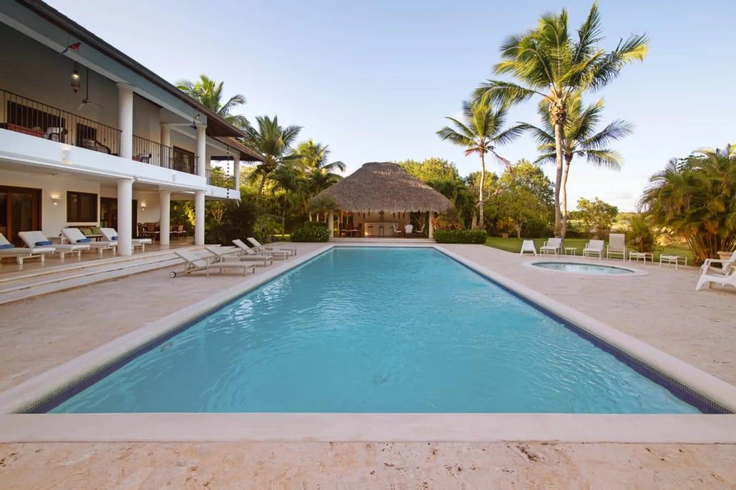 Stately and Lush Estate with Private Pool and Hot Tub — photograph 2