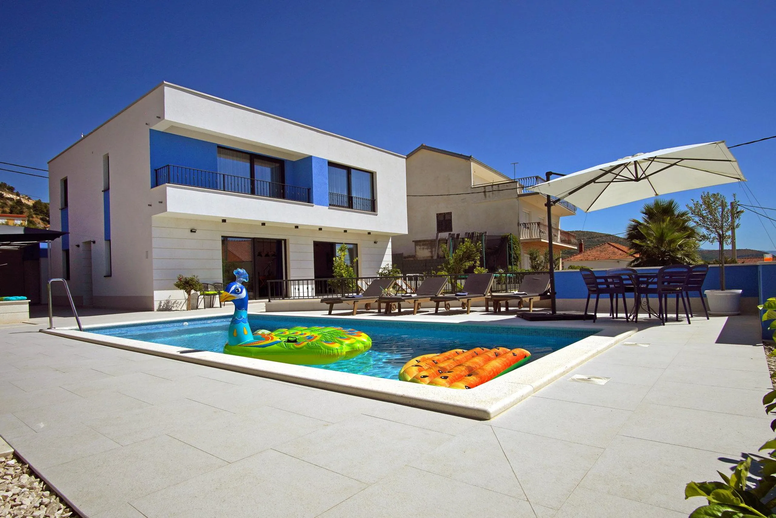 Phenomenal Modern Villa with Pool, Garden and Sea Views — photograph 3