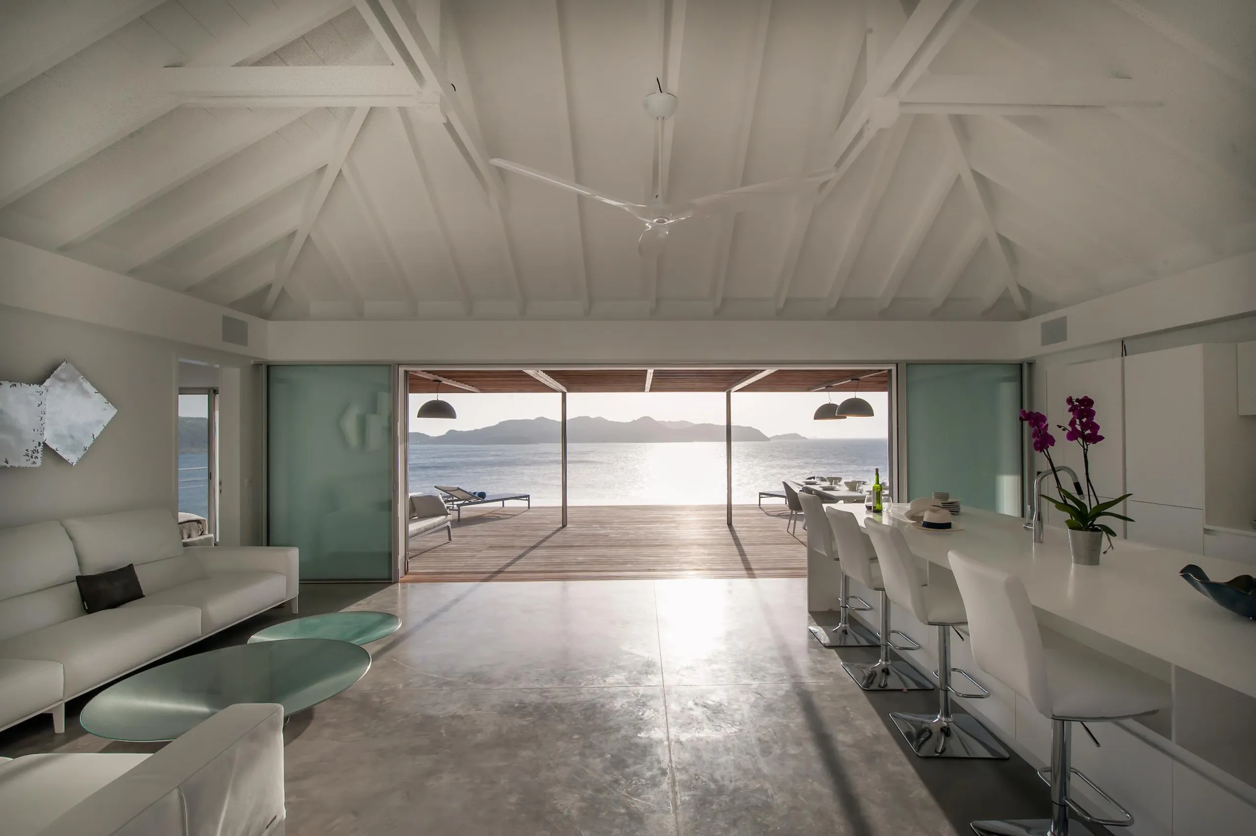 Glamorous Oceanside Villa with Infinity Pool and Zen Garden — photograph 12