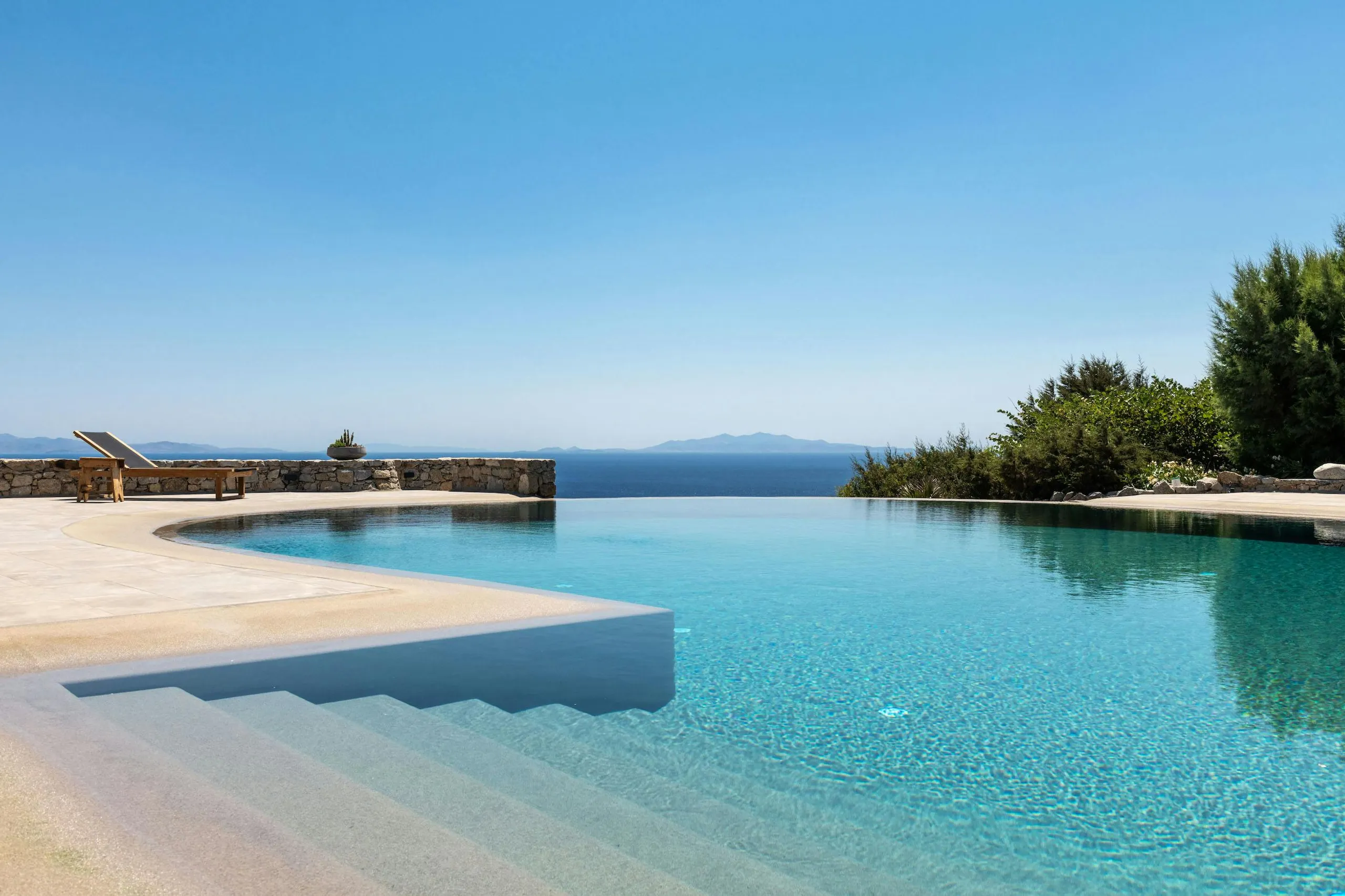 Relaxing Resort-Style Villa with Infinity Pool and Outdoor Bar — photograph 12