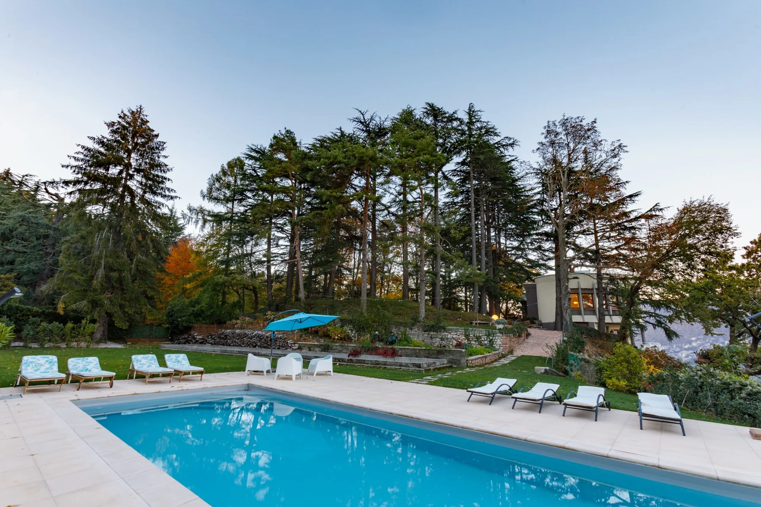 Captivating 6 BR Mid-Century Villa with Panoramic VIews — photograph 4