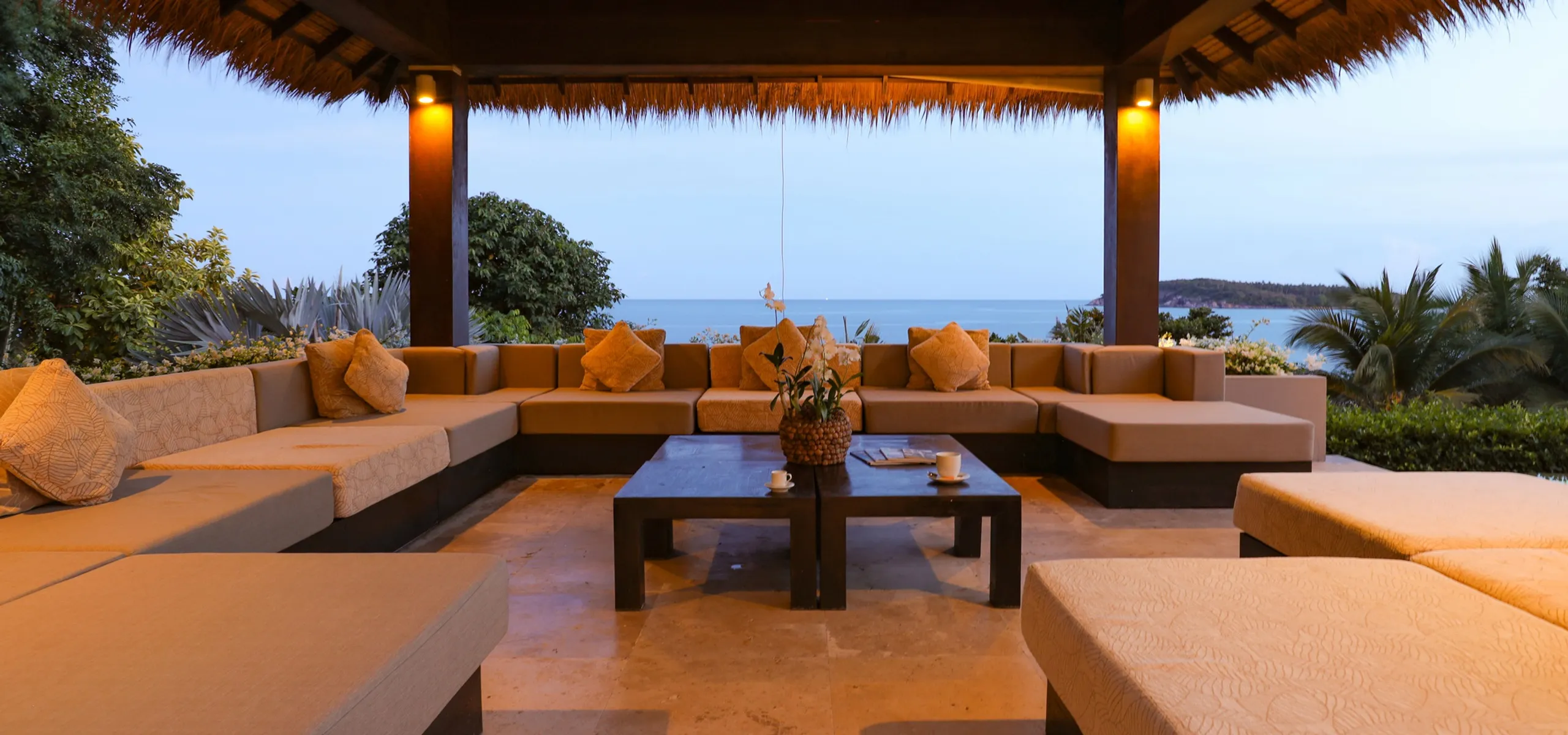 Refined Tropical Sanctuary with 22-Meter Infinity Pool, Oversized Jacuzzi and Private Beach Access — photograph 9