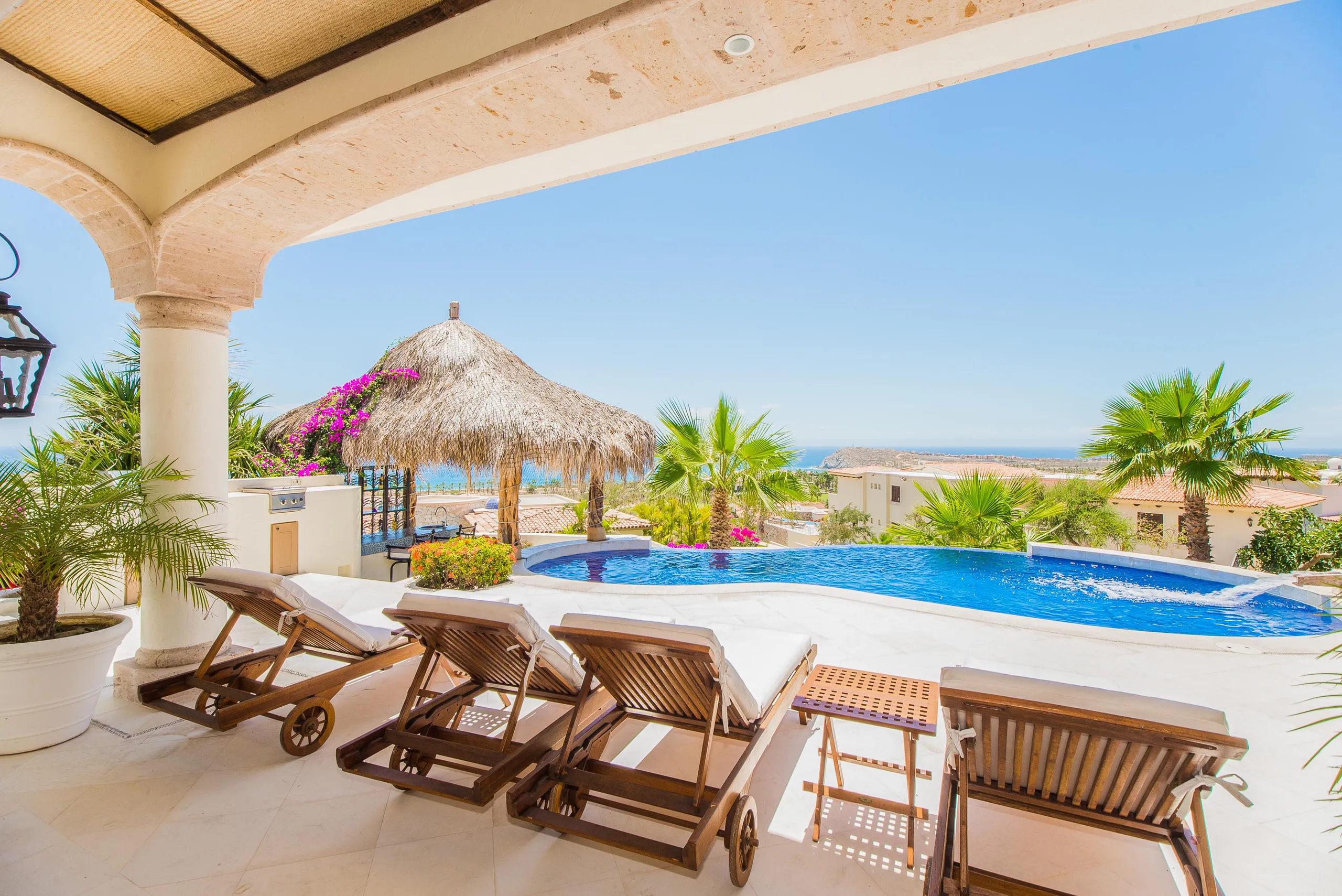 Prestige Oasis Villa with Infinity Pool, Jacuzzi, and Prime Ocean-View — photograph 4