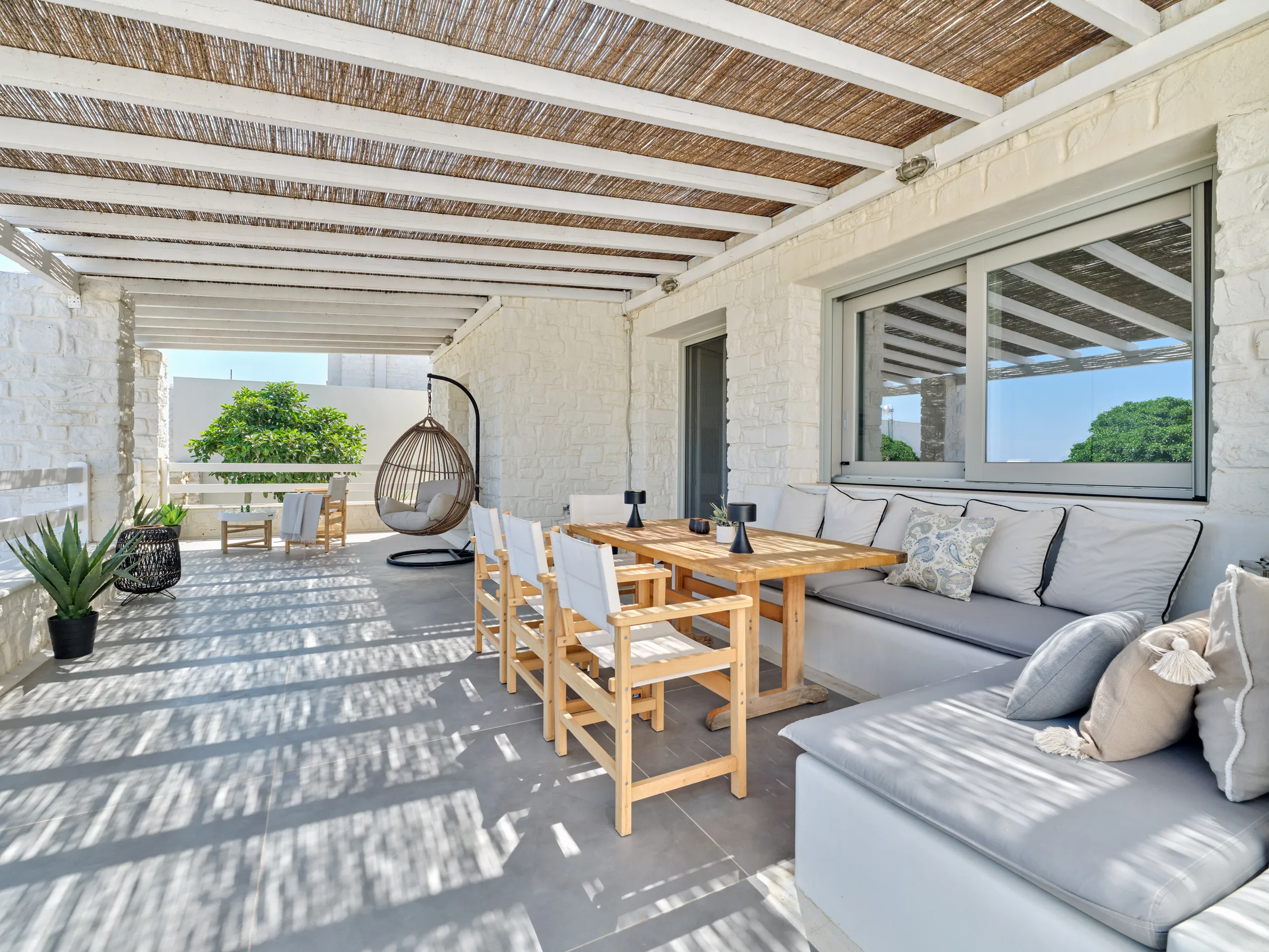 Sumptuous Retreat with Private Pool and Breathtaking Sea Views — photograph 6
