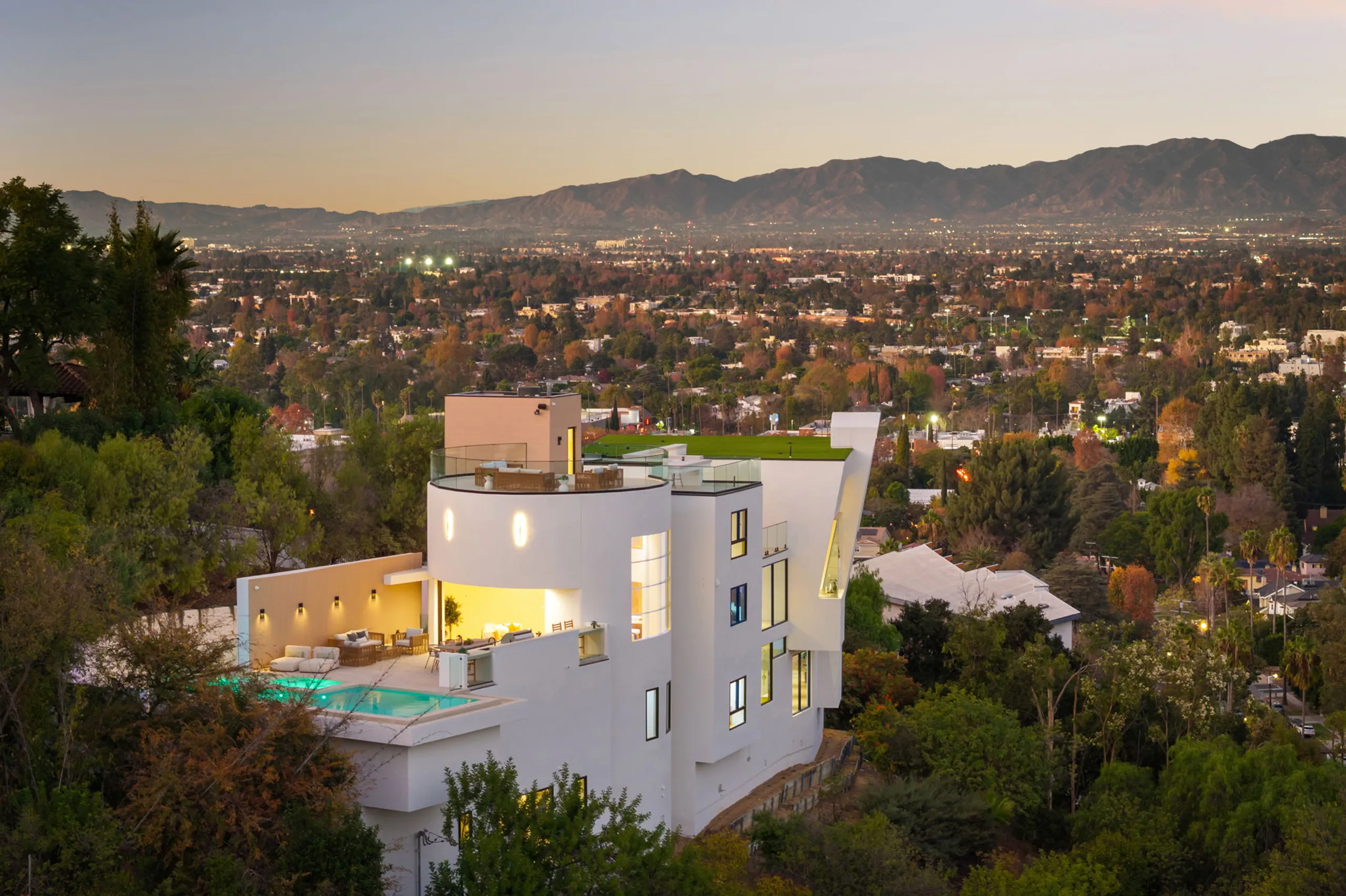 Sophisticated Grand Villa with Infinity Pool, and Sweeping Valley Views — photograph 6