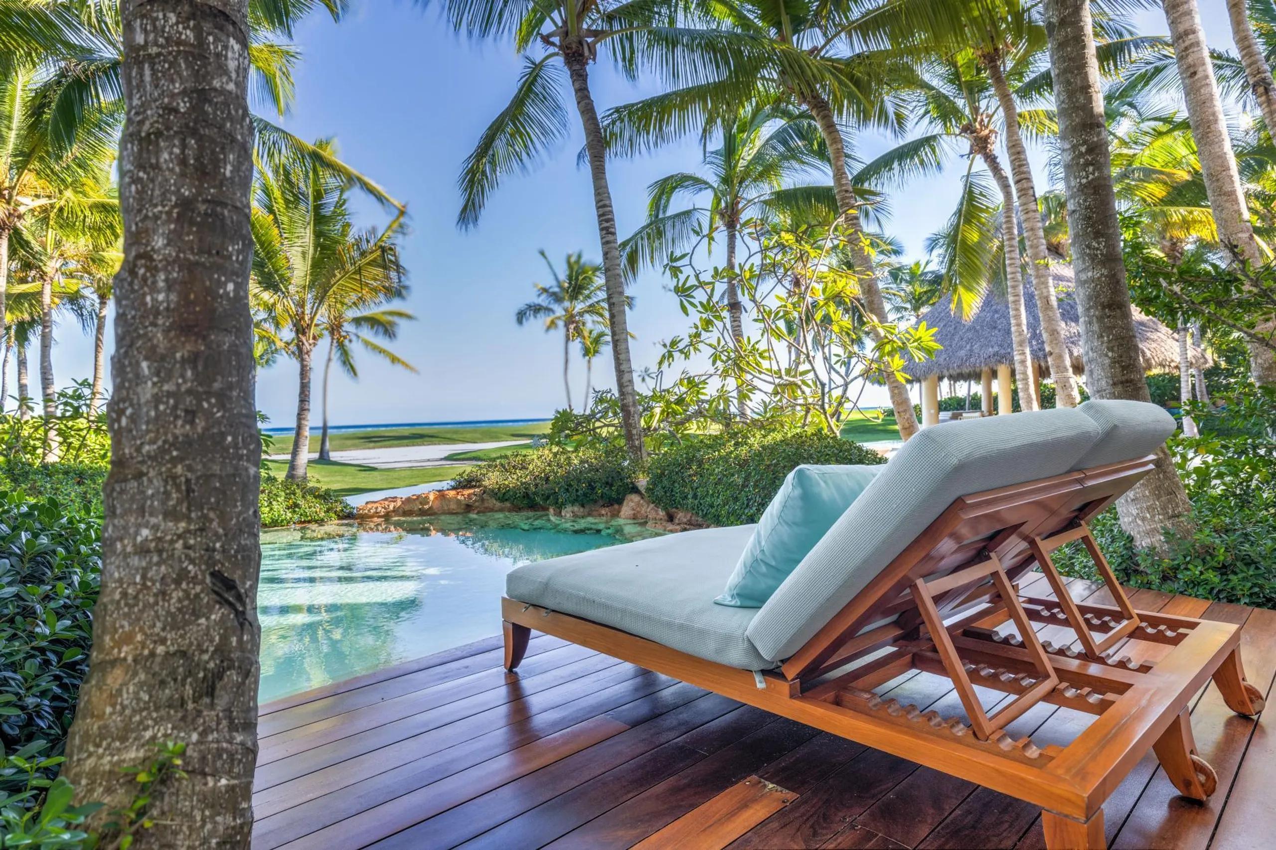 Oceanfront Villa Merging Classic and Modern Architecture with Private Pool and Golf Course Views — photograph 5