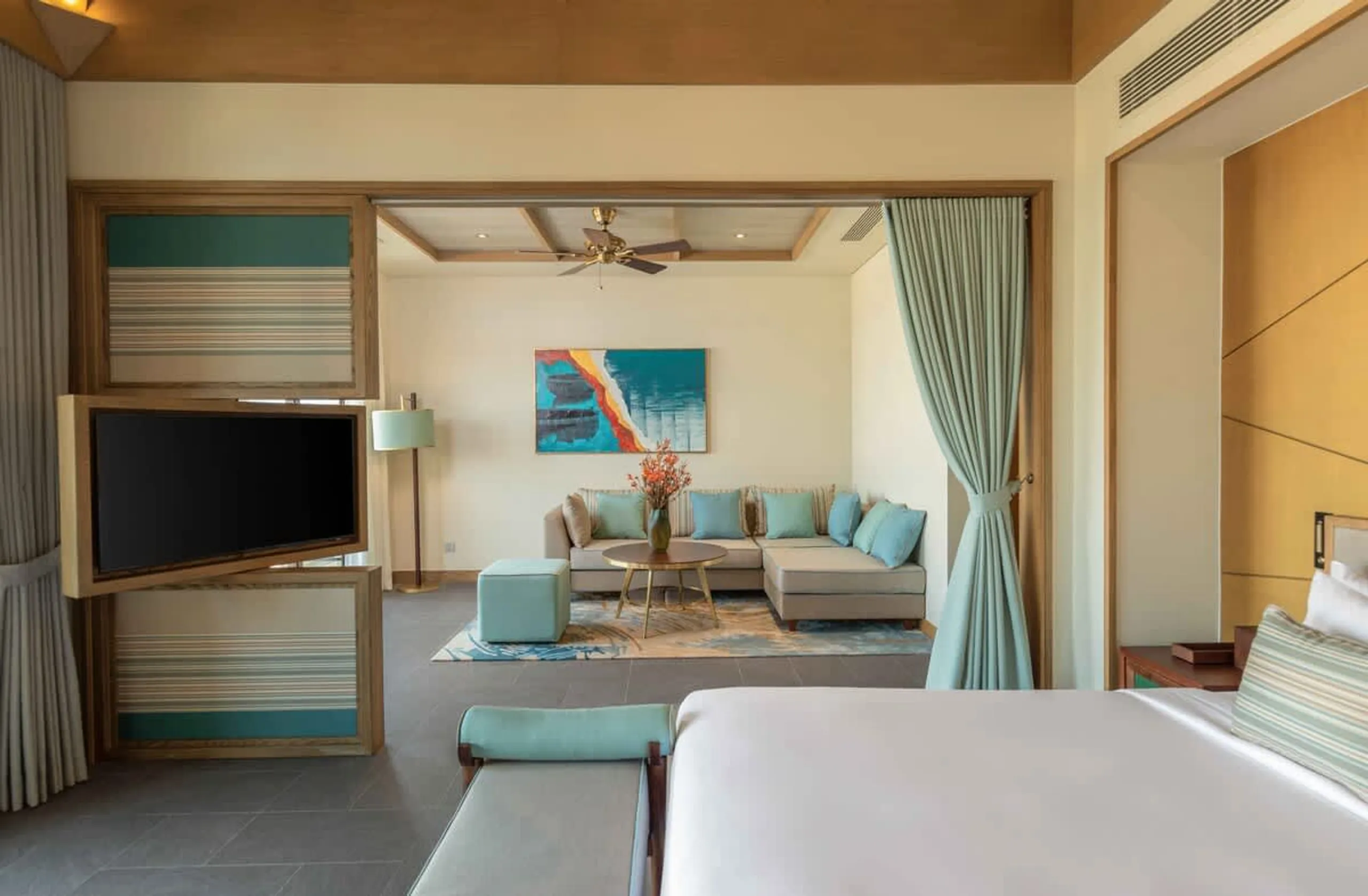 Luxurious Da Nang Getaway with Pool and Pristine Coastline — photograph 11
