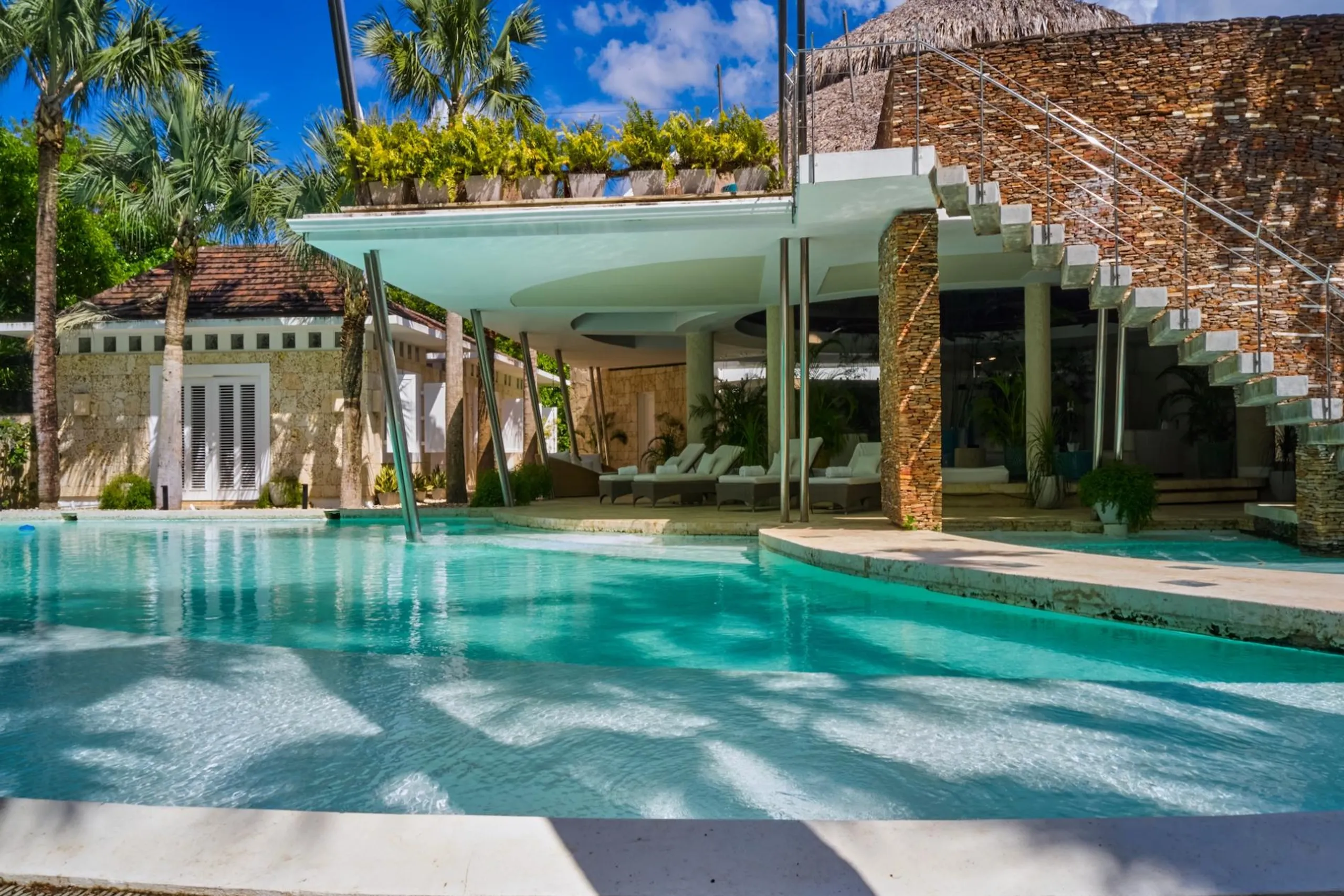 Sumptuous 5BR Villa with Private Pool and Breathtaking Golf Course Views — photograph 3