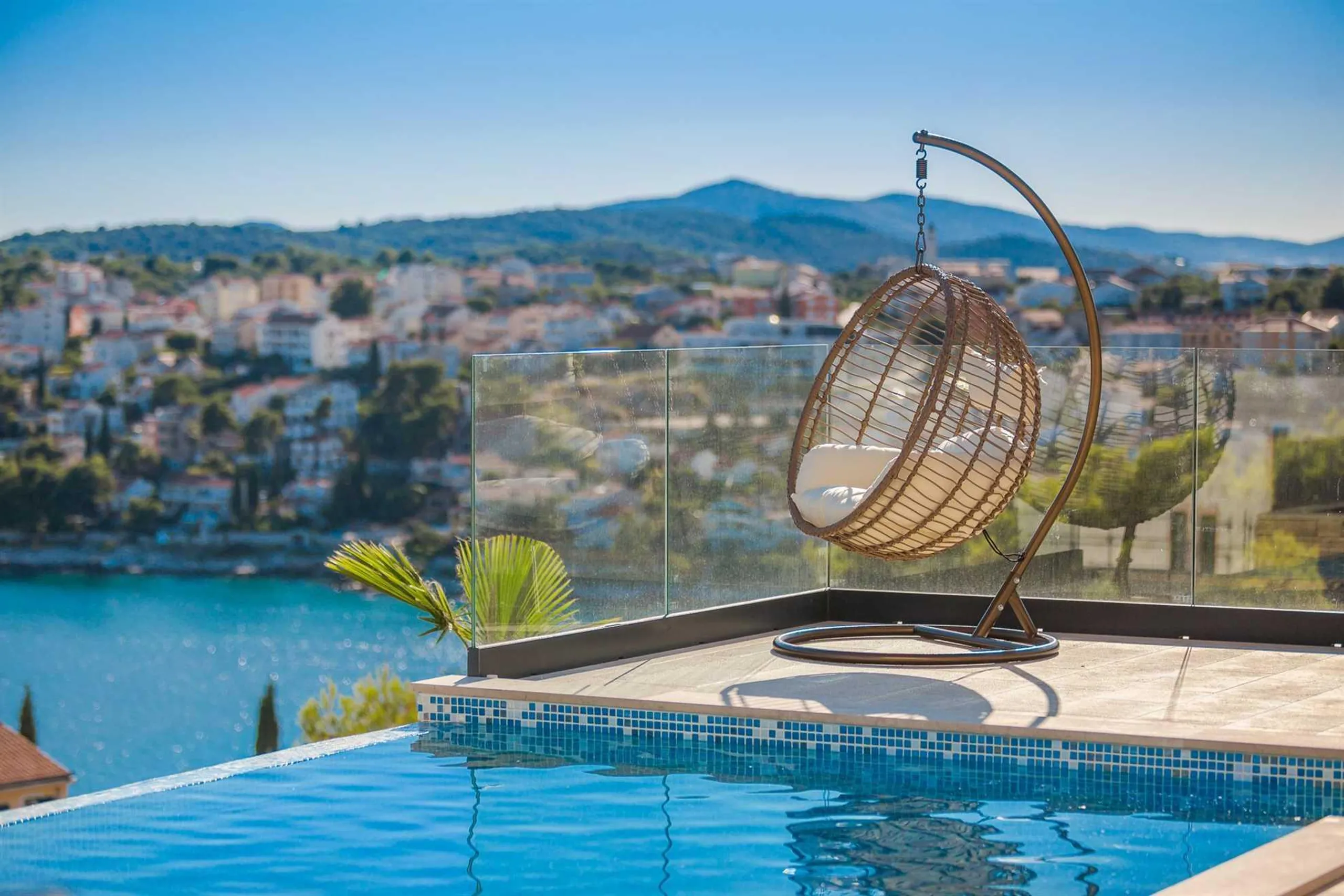 Resplendent Villa with Pool, Jacuzzi, Sauna and Sea Views — photograph 3
