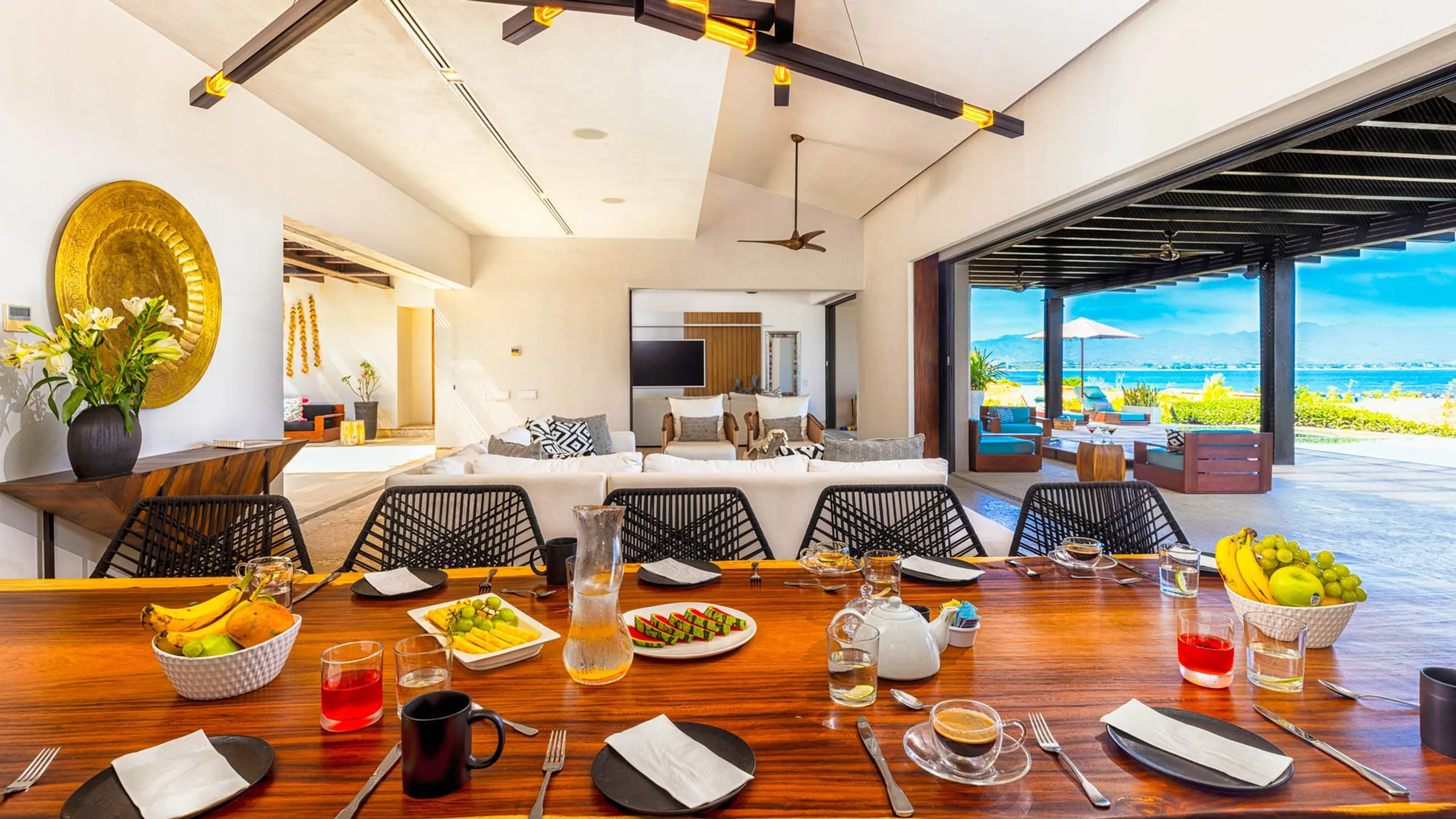 Sleek One-Level Oceanview Villa with Heated Pool & Jacuzzi — photograph 12