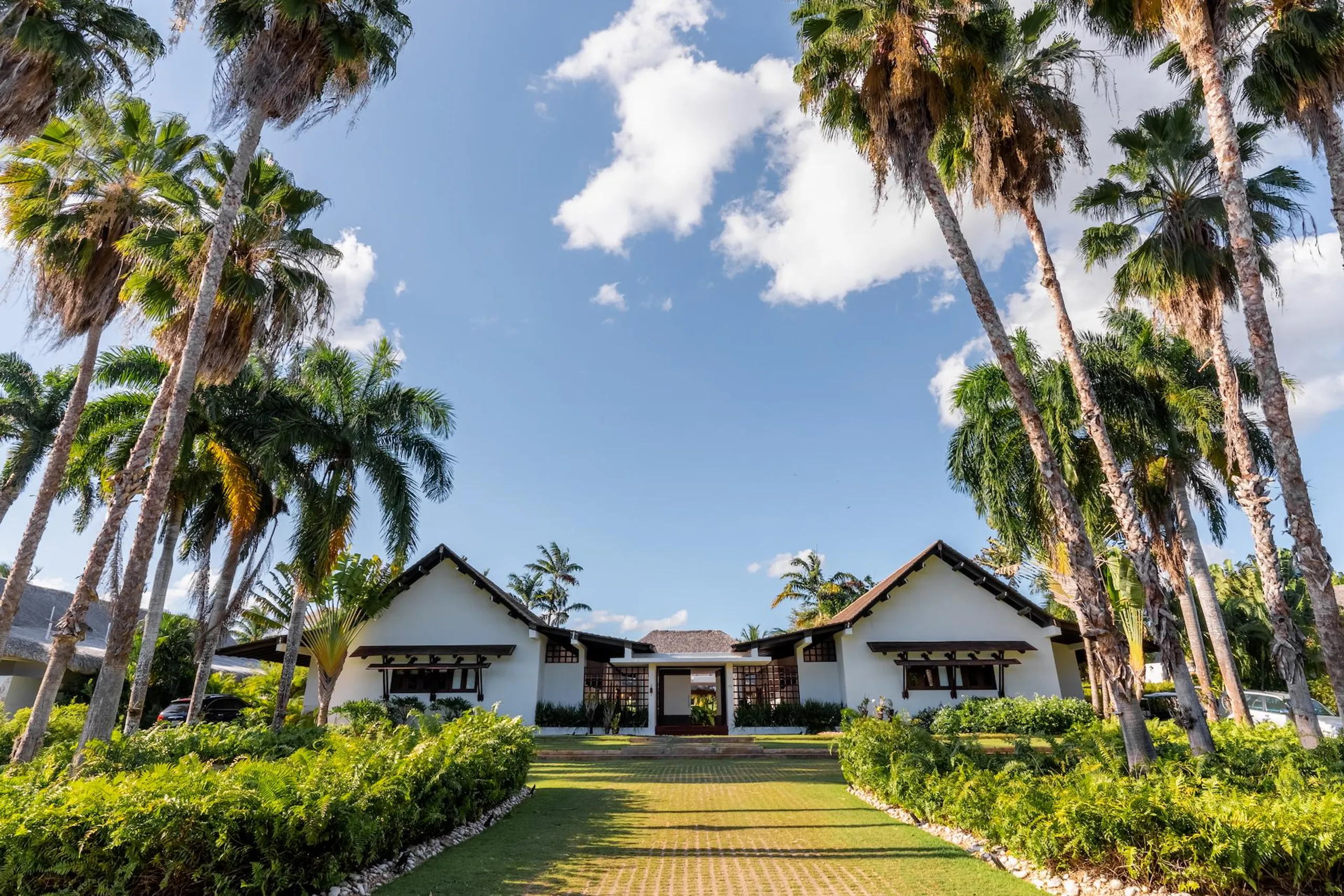Deluxe Paradise in Minitas Beach with Private Pool and Heated Jacuzzi — photograph 3