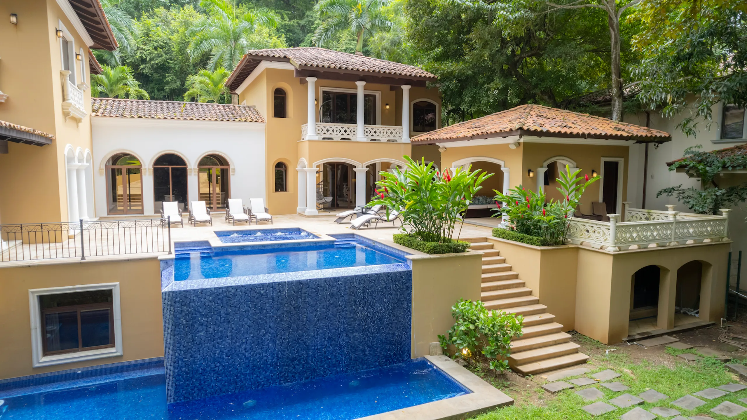 Federico Castro–Designed Villa in Los Sueños with Pool, Theater & Golf Views — photograph 2