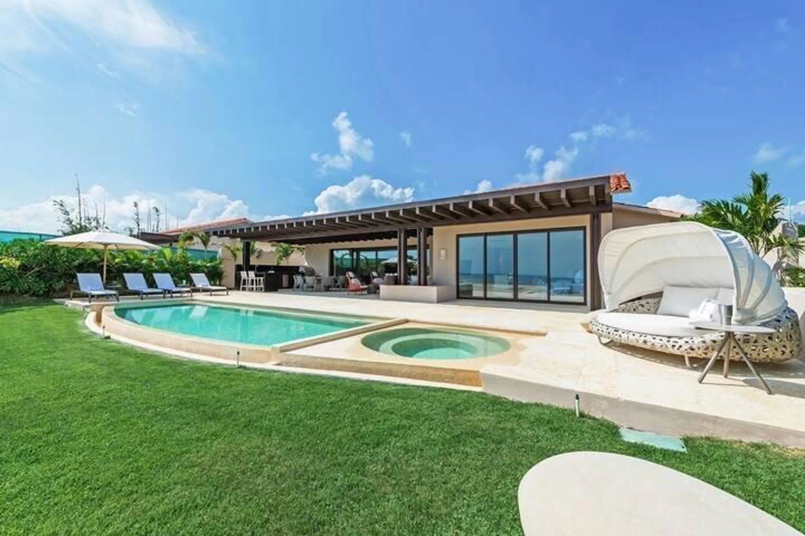 Porta Fortuna Beachfront Villaway with Infinity Pool and Ocean Views, Porta Fortuna