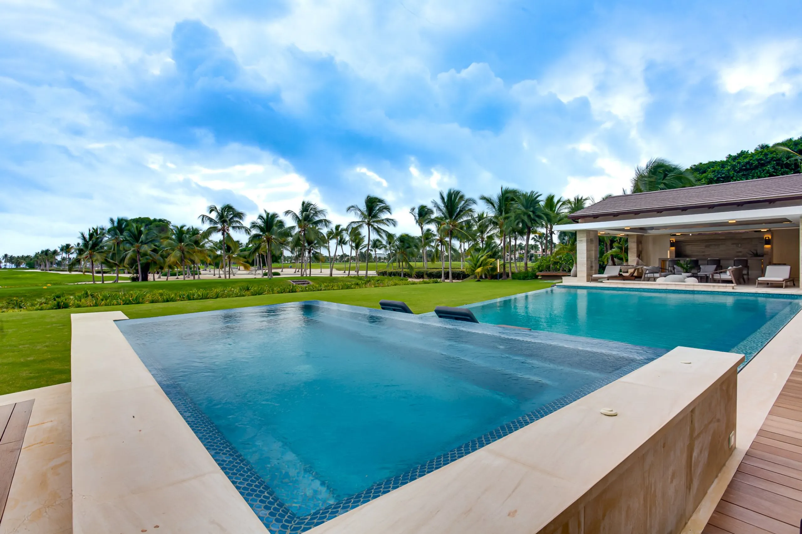 Breathtaking 6BR Villa with Private Pool, Hot Tub & Stunning Golf Course Views — photograph 3