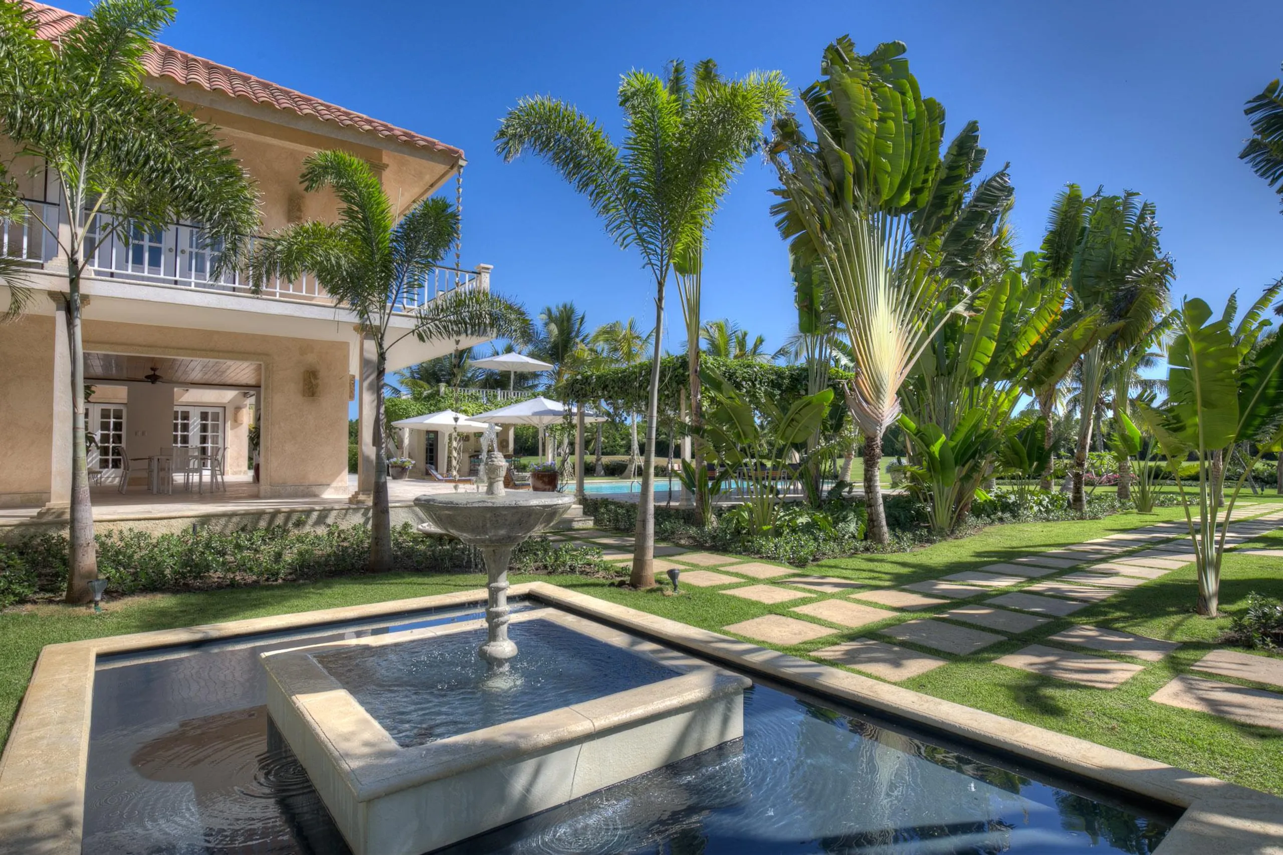 Unique Tropical Villa with Private Pool and Lush Surroundings — photograph 2