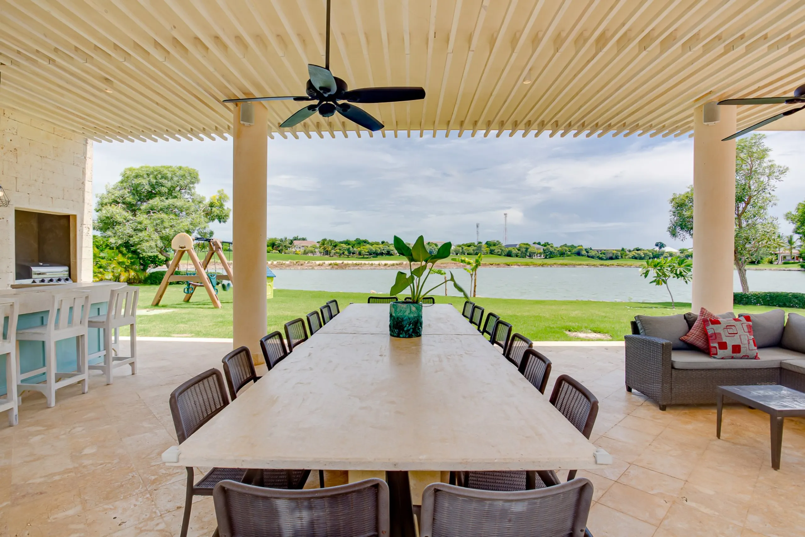 Sophisticated Punta Cana Villa with Private Pool, Modern Designs and Lake Views — photograph 9