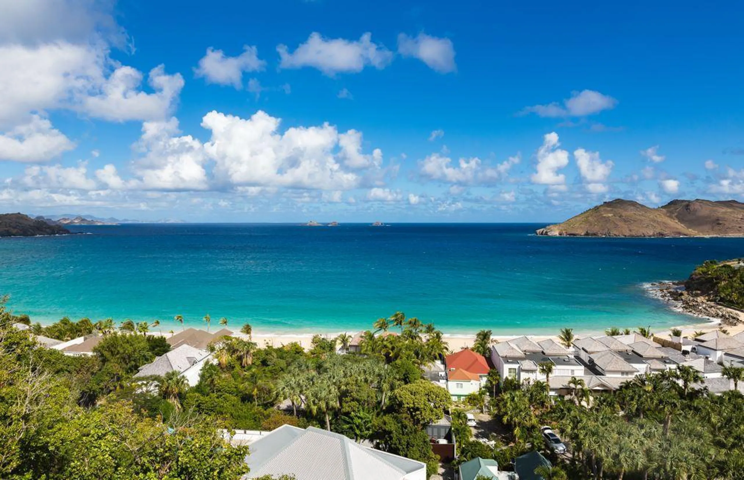 Traditional Colonial Villa with Heated Pool and Majestic Ocean Views — photograph 9