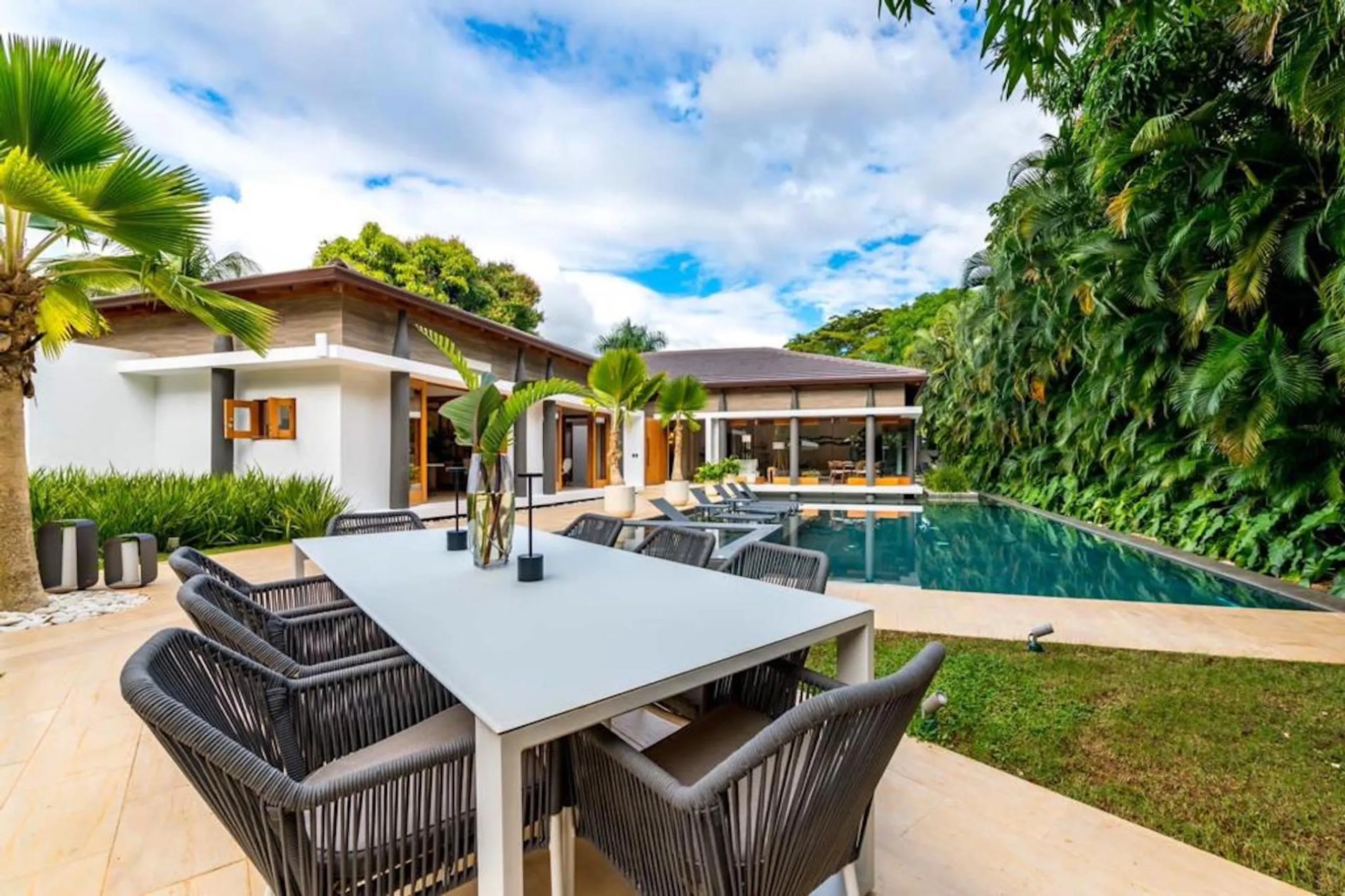 Brand-New Tropical Villa with Pool & Gazebo – Steps from the Beach — photograph 3