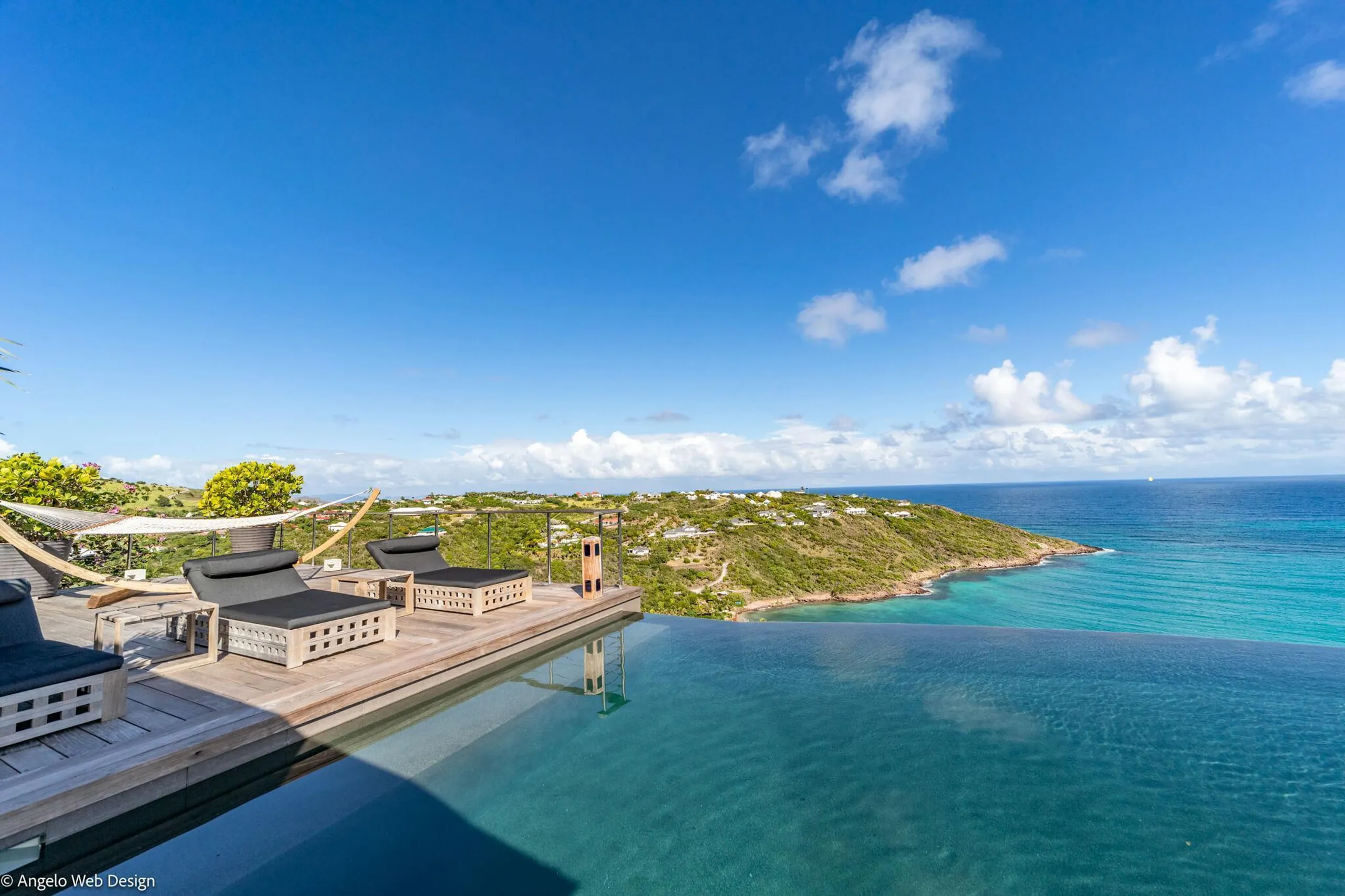 Elegant Hillside Villa with Infinity Pool and Panoramic Views — photograph 11