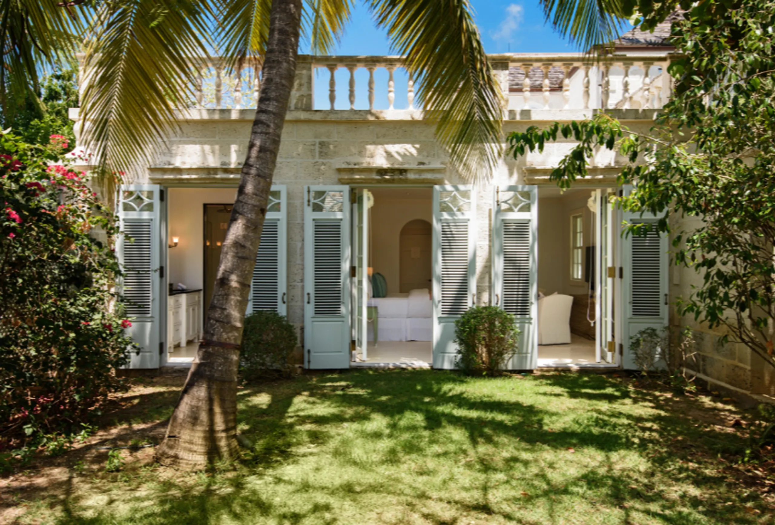 Ocean Front Grand Luxury Oasis with Private Pool and Ocean Views — photograph 10