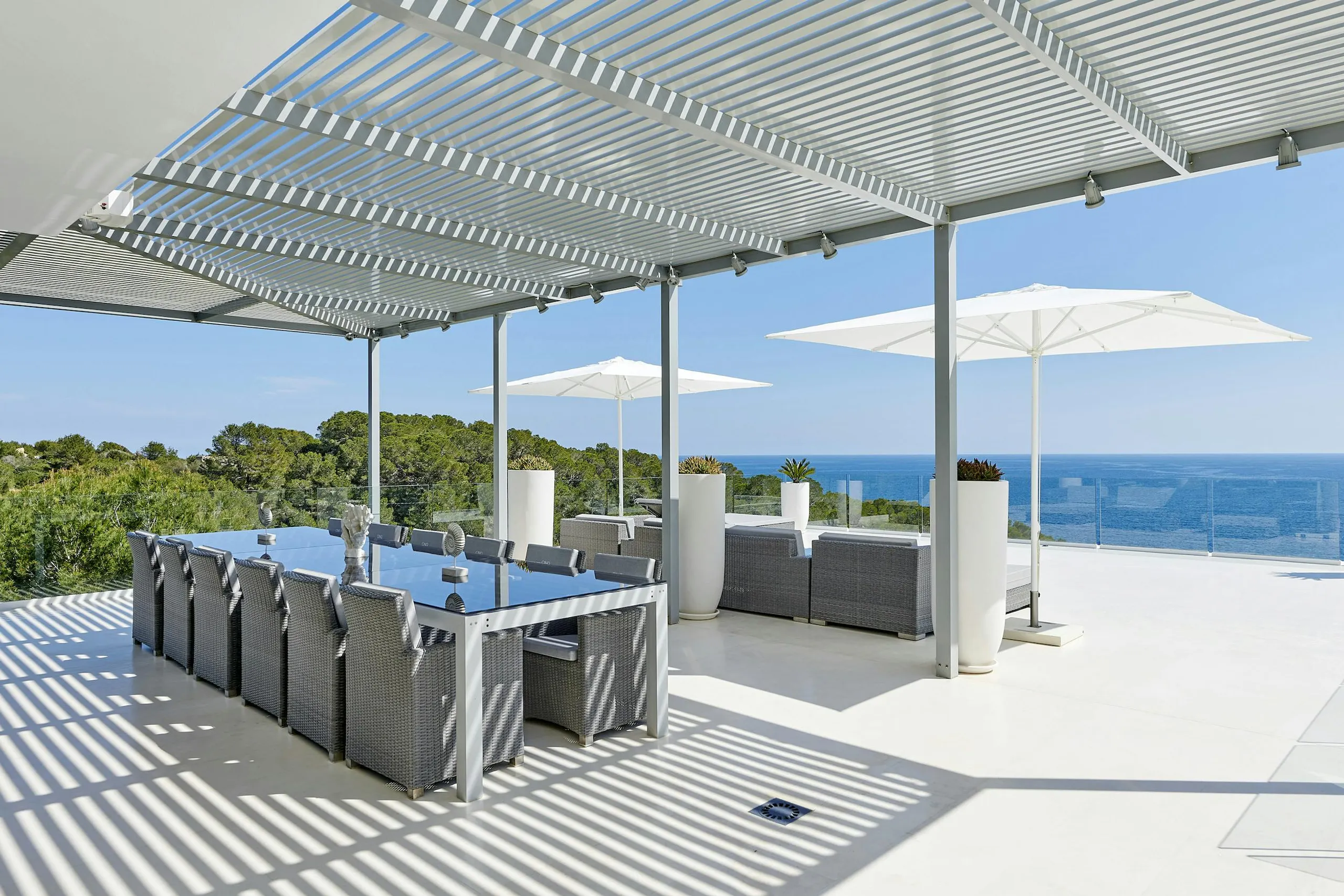 Classic Contemporary Luxury Villa in Ibiza with Private Pool, Fitness Room, and Ball Court — photograph 6