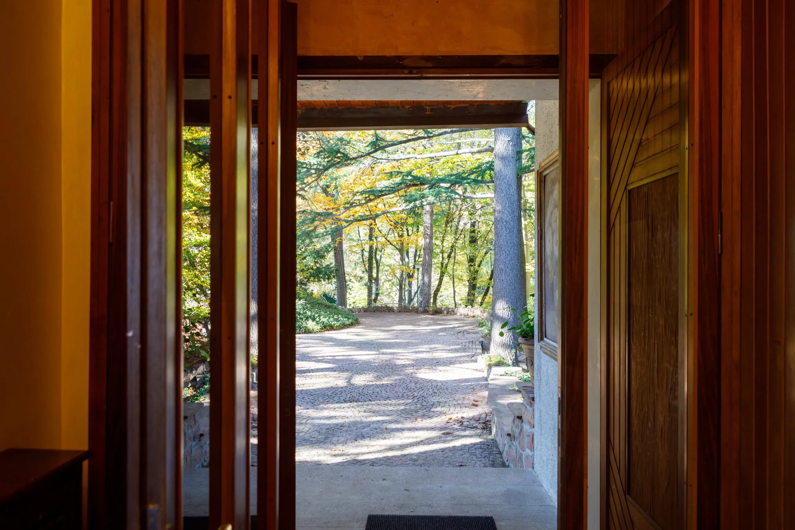 Captivating 6 BR Mid-Century Villa with Panoramic VIews — photograph 8