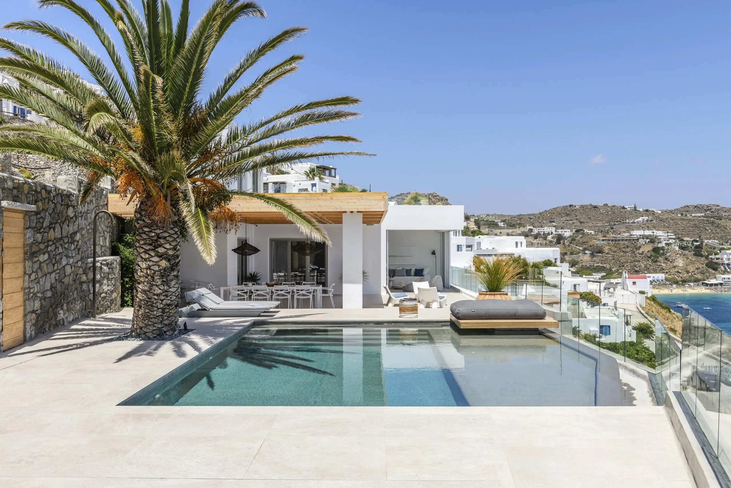 Majestic Mykonos Villa with Beautiful Pool and Sun Deck — photograph 2